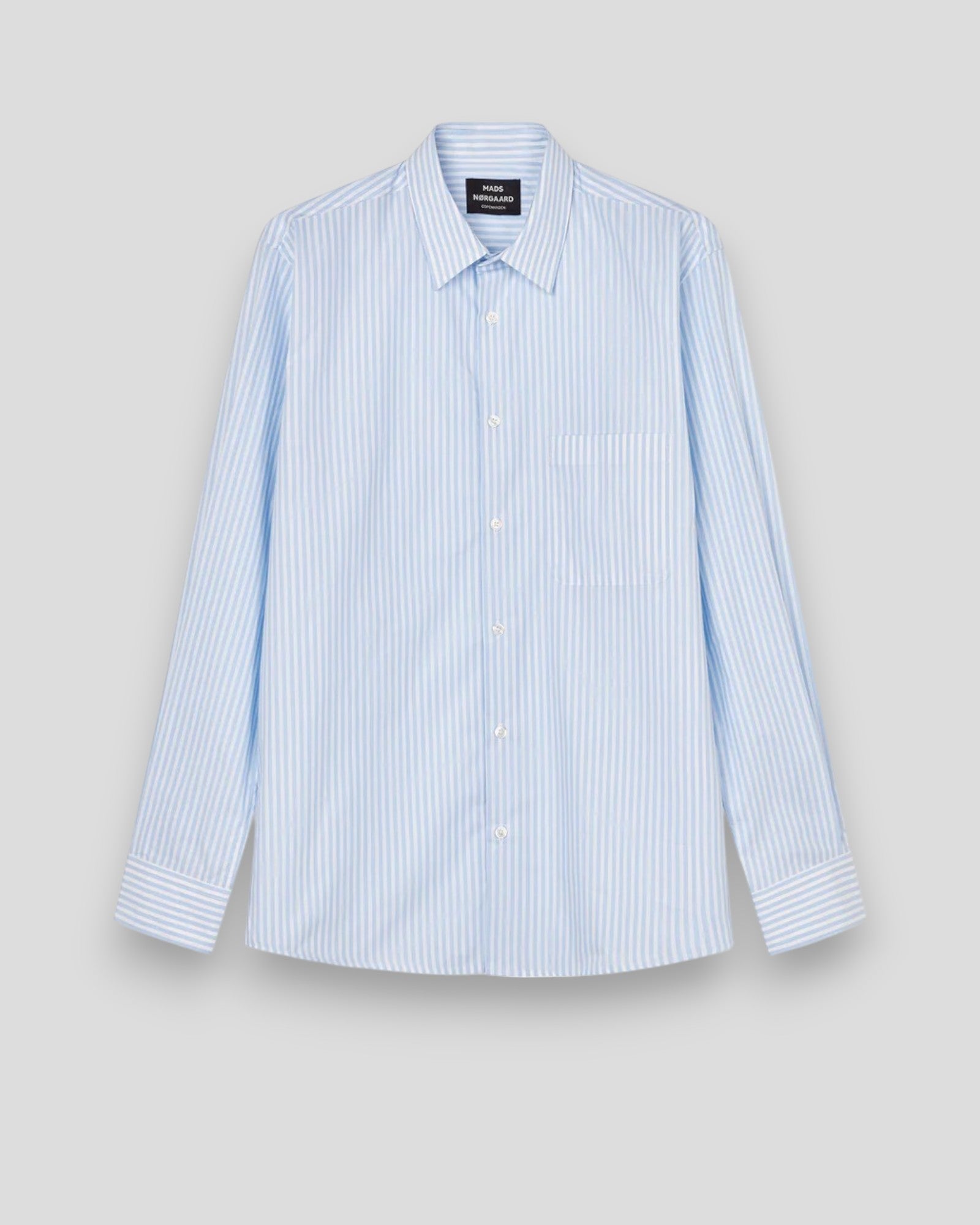 Mads Nørgaard Organic Cotton Poplin Sune Shirt i White/Blue 4 Stripe – en let og stilfuld skjorte med 4-stribet mønster i hvid og blå, lavet af økologisk bomuld.