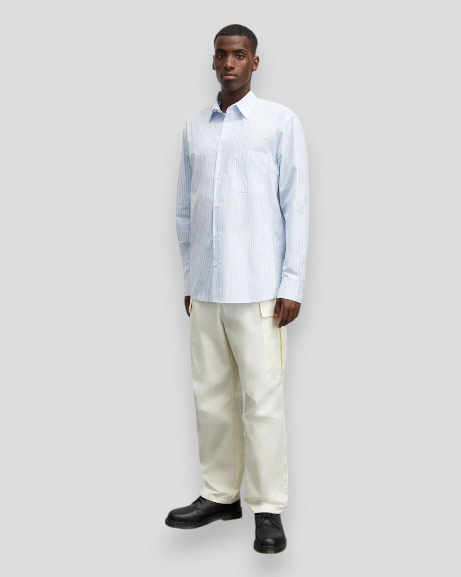 Mads Nørgaard Organic Cotton Poplin Sune Shirt i White/Blue 4 Stripe – en økologisk bomuldsskjorte med fine blå striber, ideel til at skabe et stilfuldt og sofistikeret outfit.