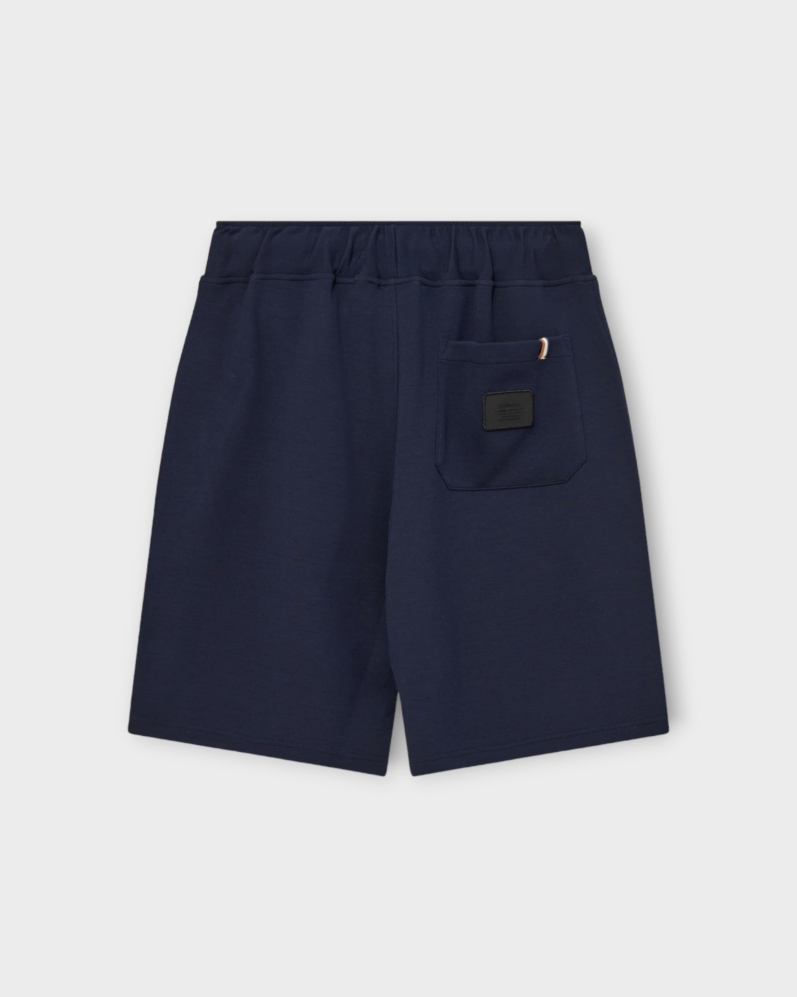 Mos Mosh Gallery Abel Shorts Indigo Blue, super lækre og bløde blå herre shorts. Her set bagfra.
