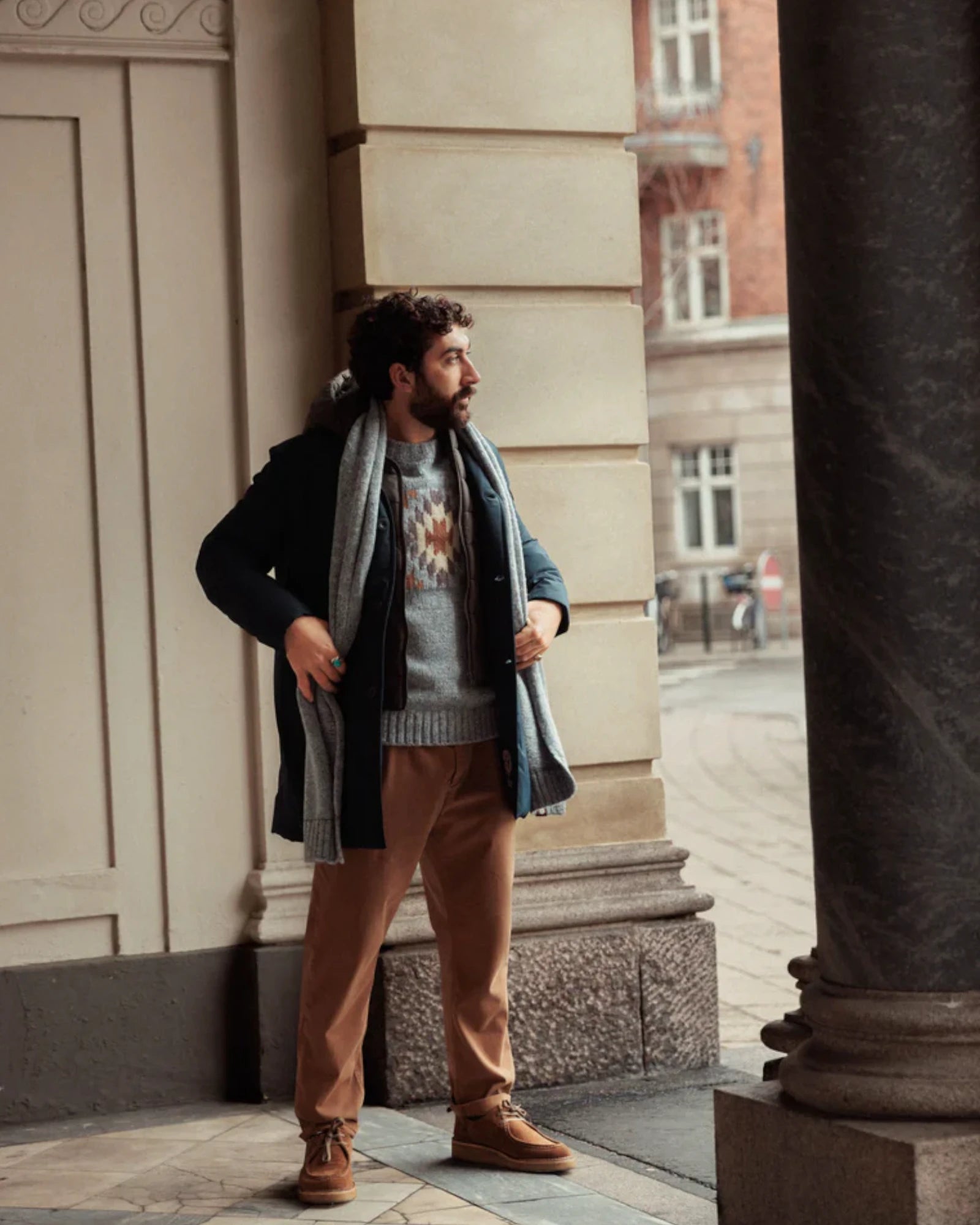 Giorgio Autumn Knit Scarf Ocean Blue Melange - Mos Mosh Gallery Halstørklæde til Mænd. Her set på model fra siden.