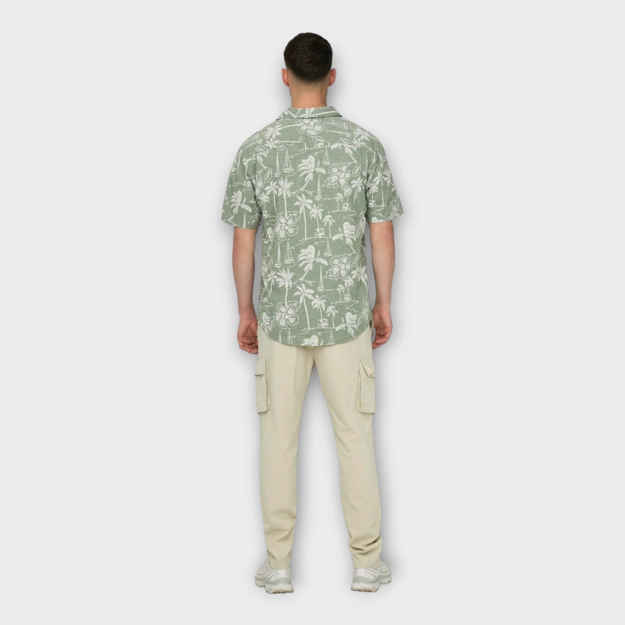 Only and Sons Caiden SS Hawaii Linen Swamp, skarp kortærmet grøn printet hørskjorte. Her set på mandelig model i fuld figur bagfra.