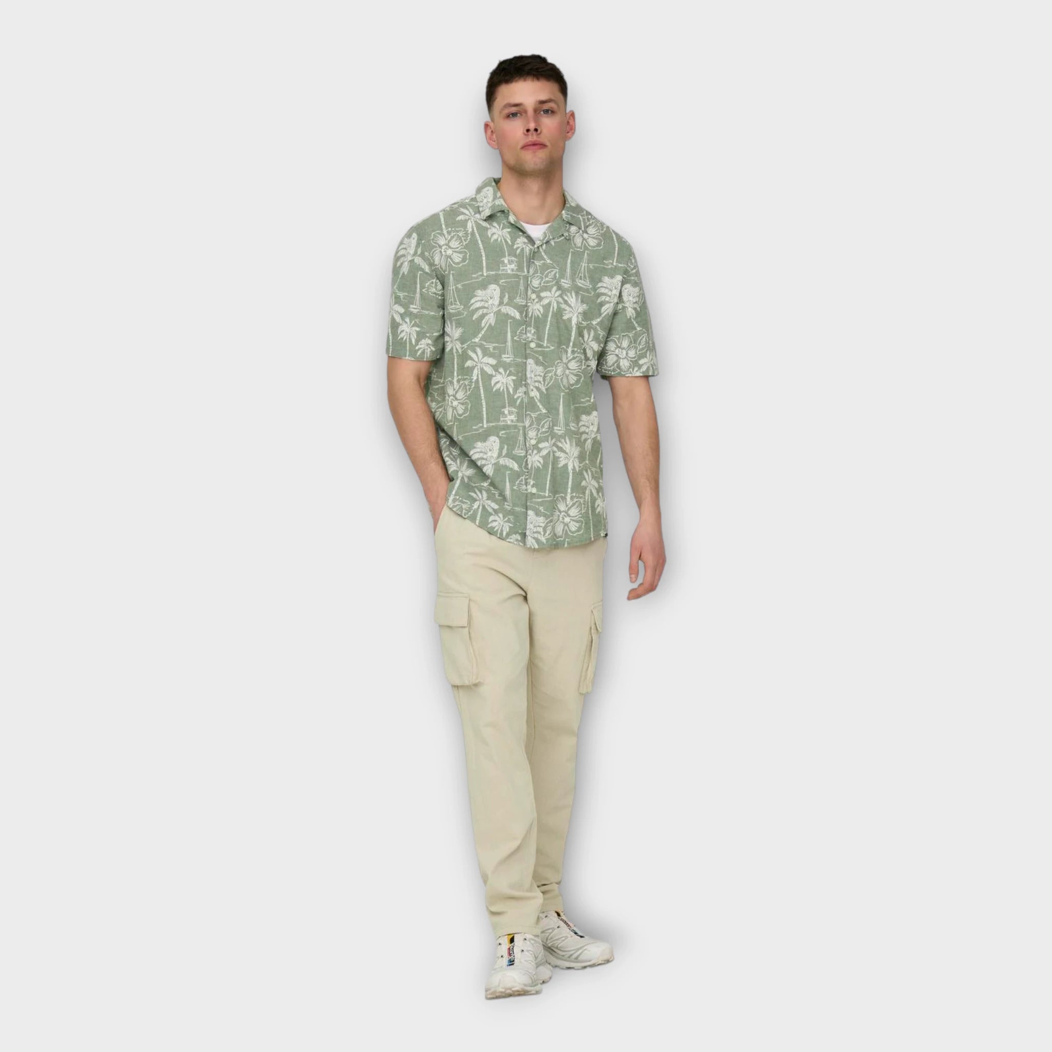 Only and Sons Caiden SS Hawaii Linen Swamp, skarp kortærmet grøn printet hørskjorte. Her set på model i fuld figur forfra.