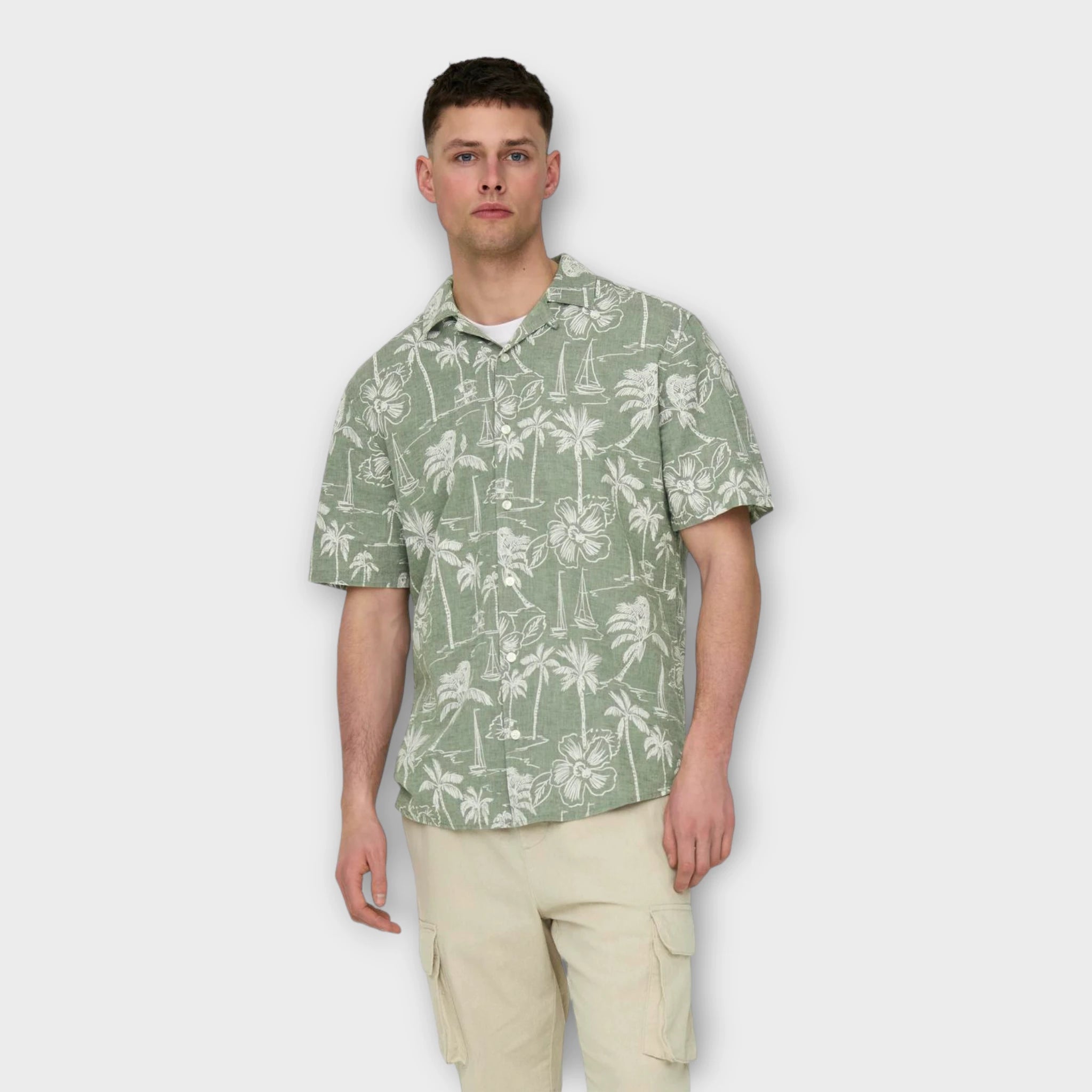 Only and Sons Caiden SS Hawaii Linen Swamp, skarp kortærmet grøn printet hørskjorte. Her set i closeup på model forfra.