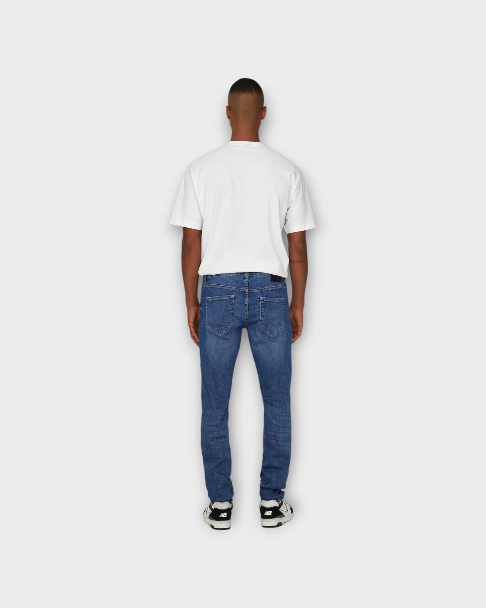 Mørkeblå denimjeans fra ONLY & SONS med vævning foran, vist bagfra, afslappet pasform og klassisk design.
