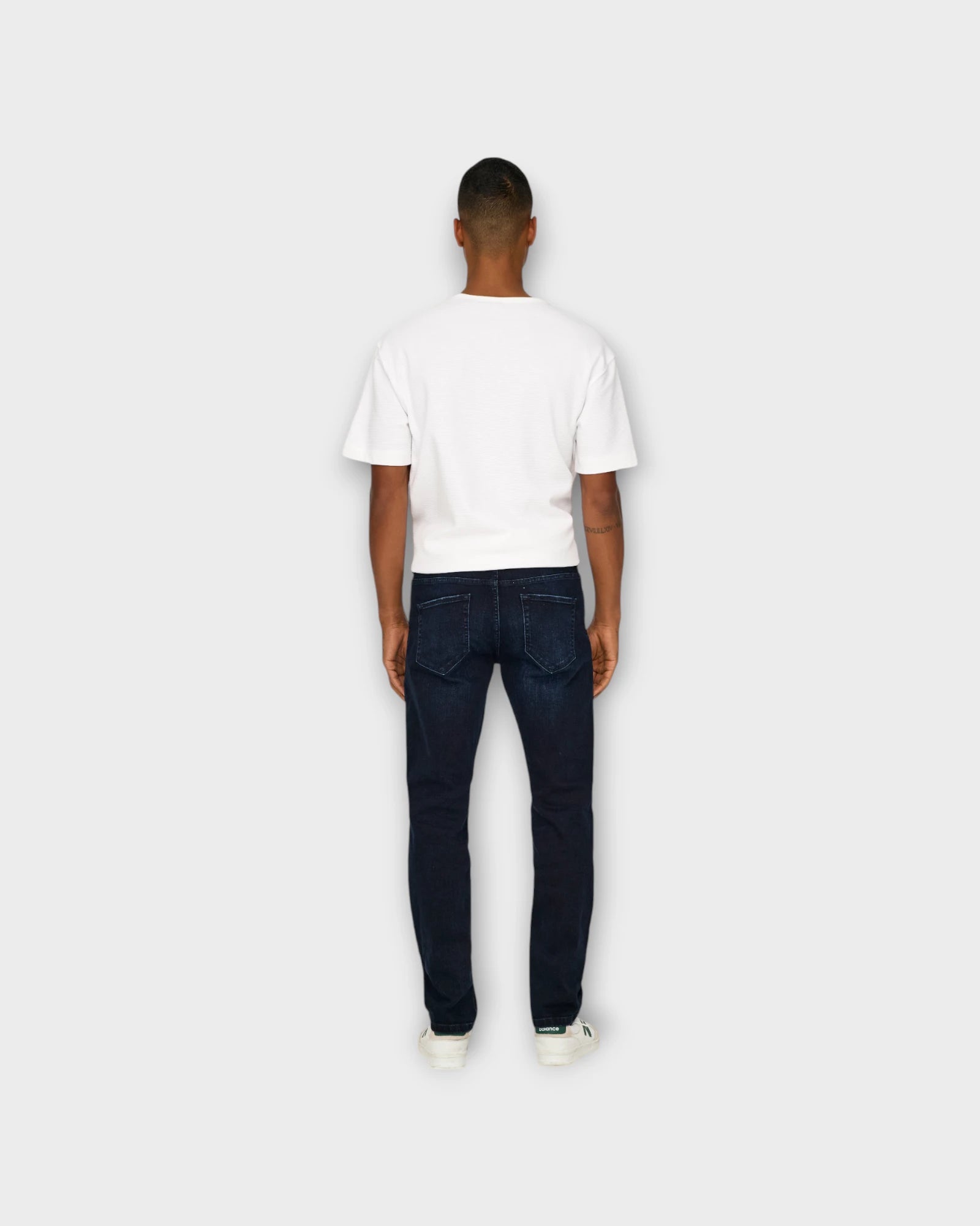 Weft Regular 2652 Blue Black Denim - Regular Fit Only and Sons Jeans til Mænd. Her set på model bagfra.