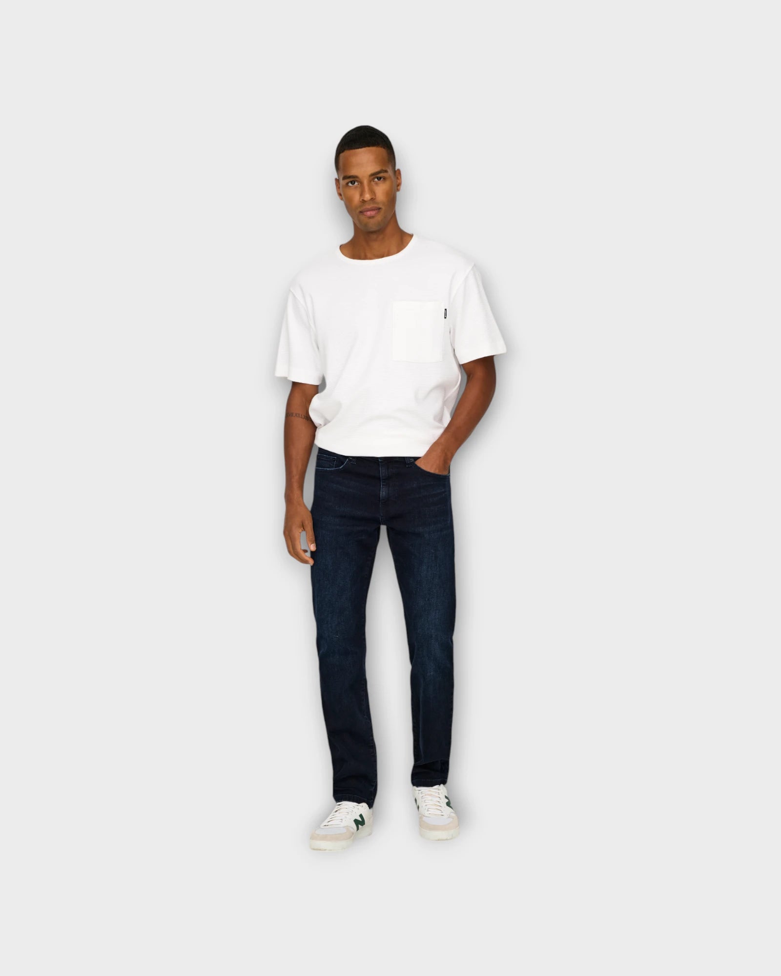 Weft Regular 2652 Blue Black Denim - Regular Fit Only and Sons Jeans til Mænd. Her set på model forfra.