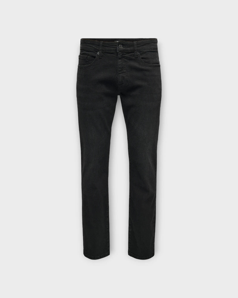 Sort denim jeans fra ONLY & SONS Weft Regular 8638 MAT DNM, foran visning med synlige lommer og klassisk pasform