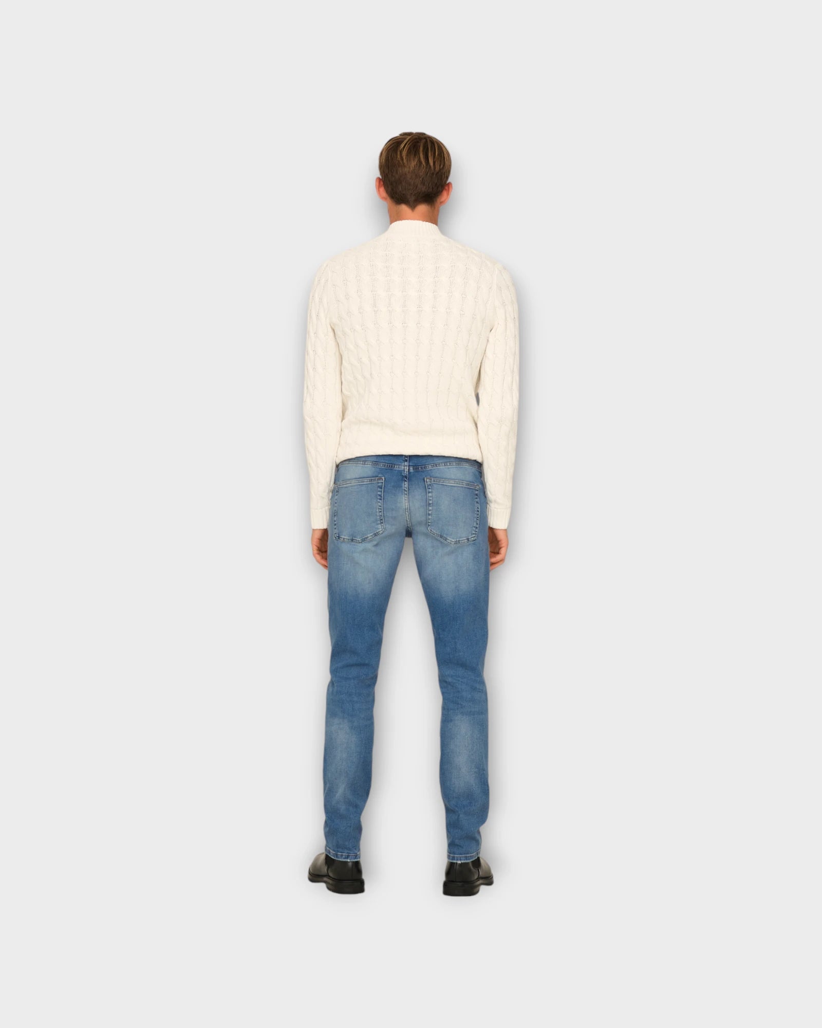 Weft Regular LMB 8264 AZG DNM Light Blue Denim - Lyse Only & Sons Jeans til Mænd. Her set på model bagfra.