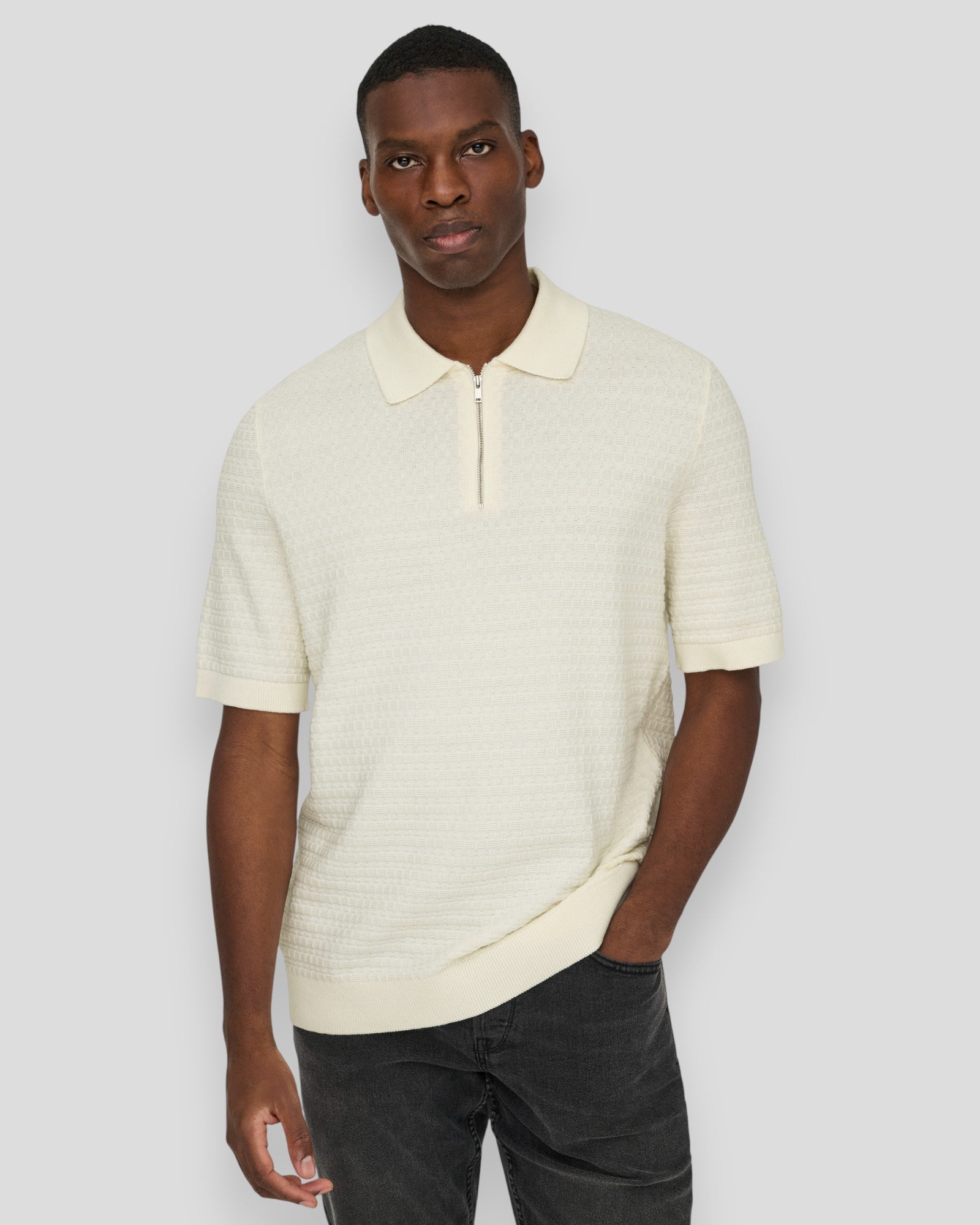 ONLY & SONS Menu Regular SS Struktur Polo Knit i Egret, tæt stof med klassisk polo krave og knapper, til herre.