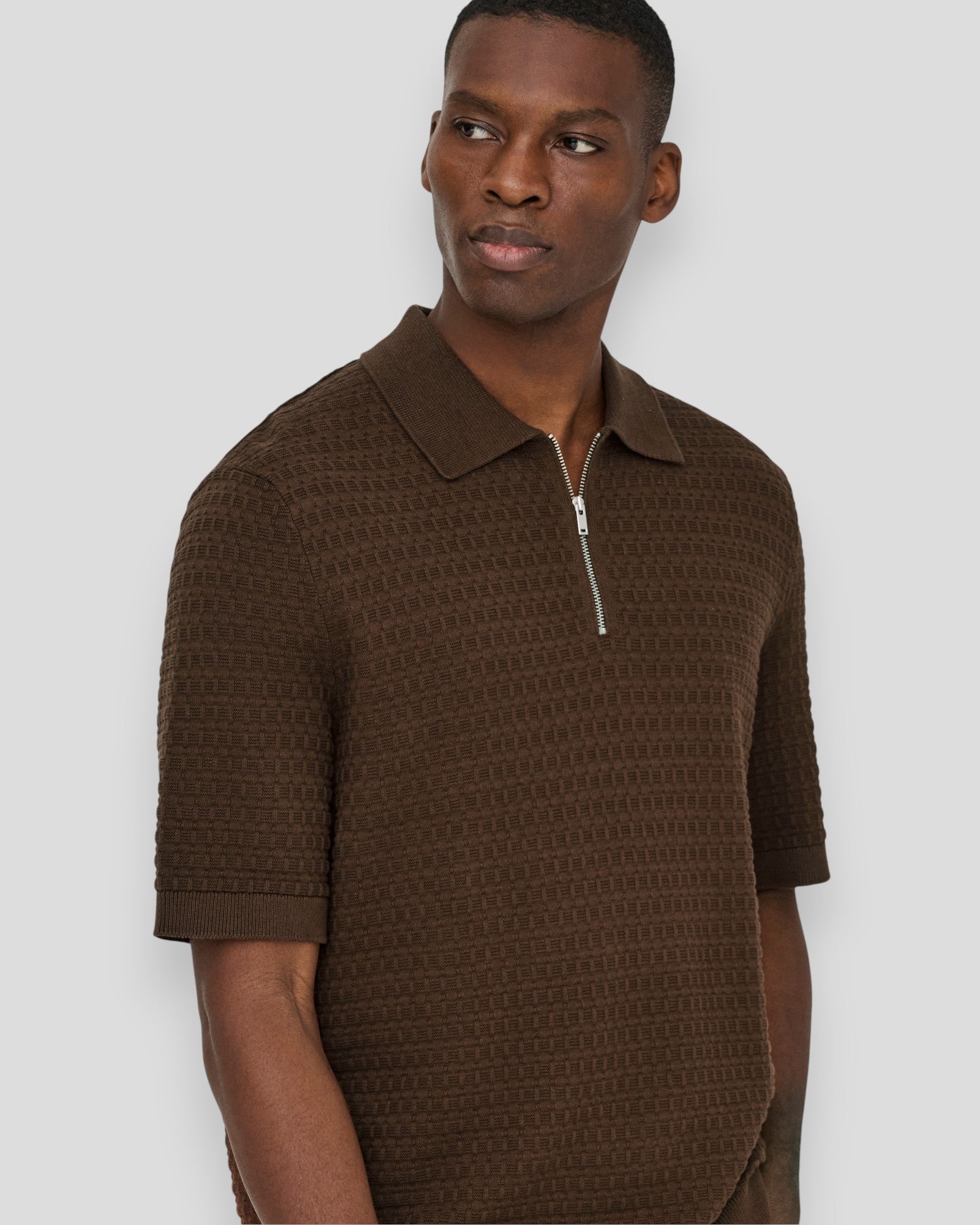 ONLY & SONS Polo i strukturstrik i Potting Soil farve, klassisk kortærmet polo med krave og knapper.