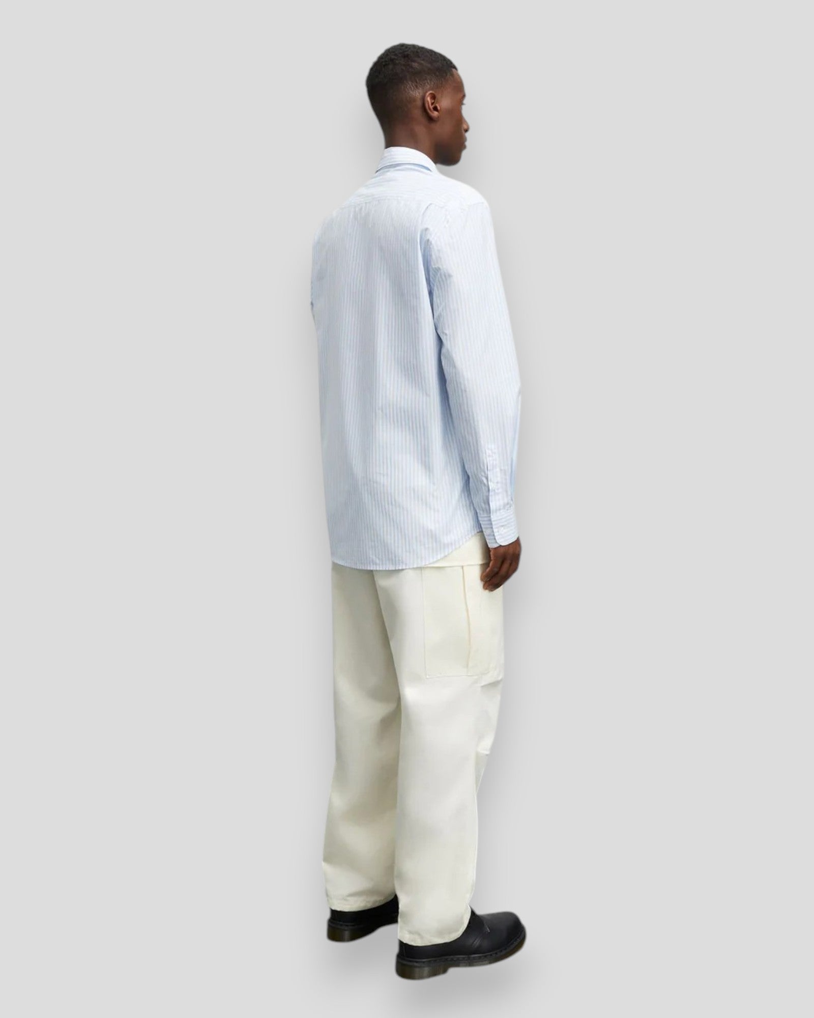 Mads Nørgaard Organic Cotton Poplin Sune Shirt i White/Blue 4 Stripe – en let og åndbar skjorte i hvid og blå med 4 striber, perfekt til både hverdag og festlige anledninger.