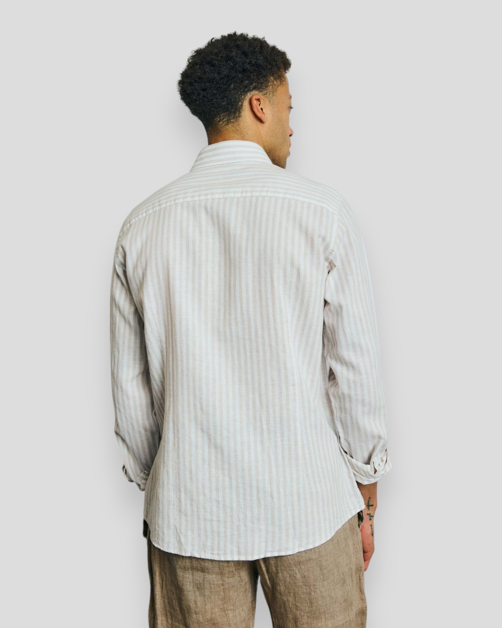 O'Sullivan modern fit hørskjorte fra Bruun & Stengade – sand/white farve, ideel til sommer og casual outfits.