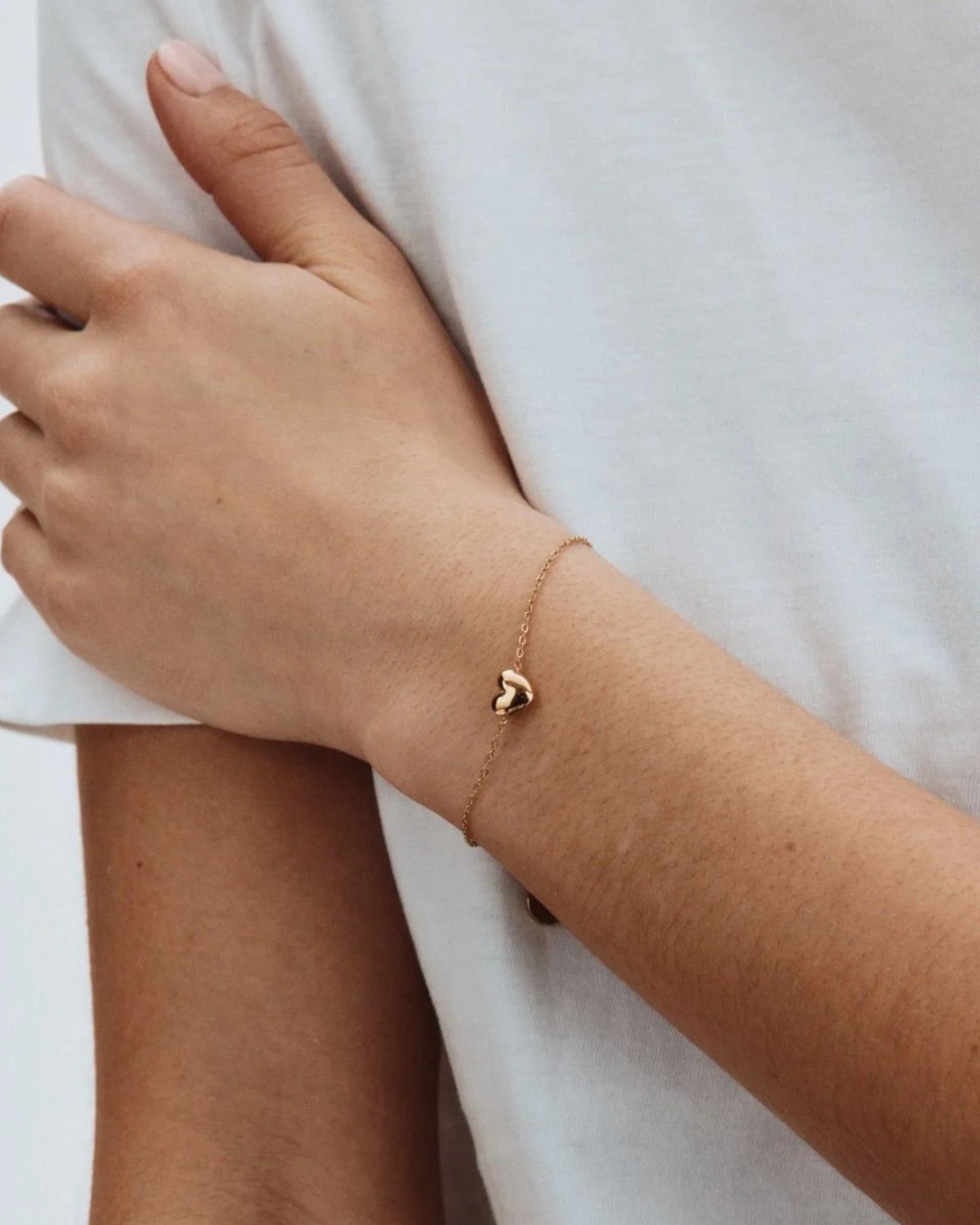 Guld Barley armbånd til kvinder fra Edblad Dame, glat og elegant design i guld, håndledsarmbånd med enkelt udseende