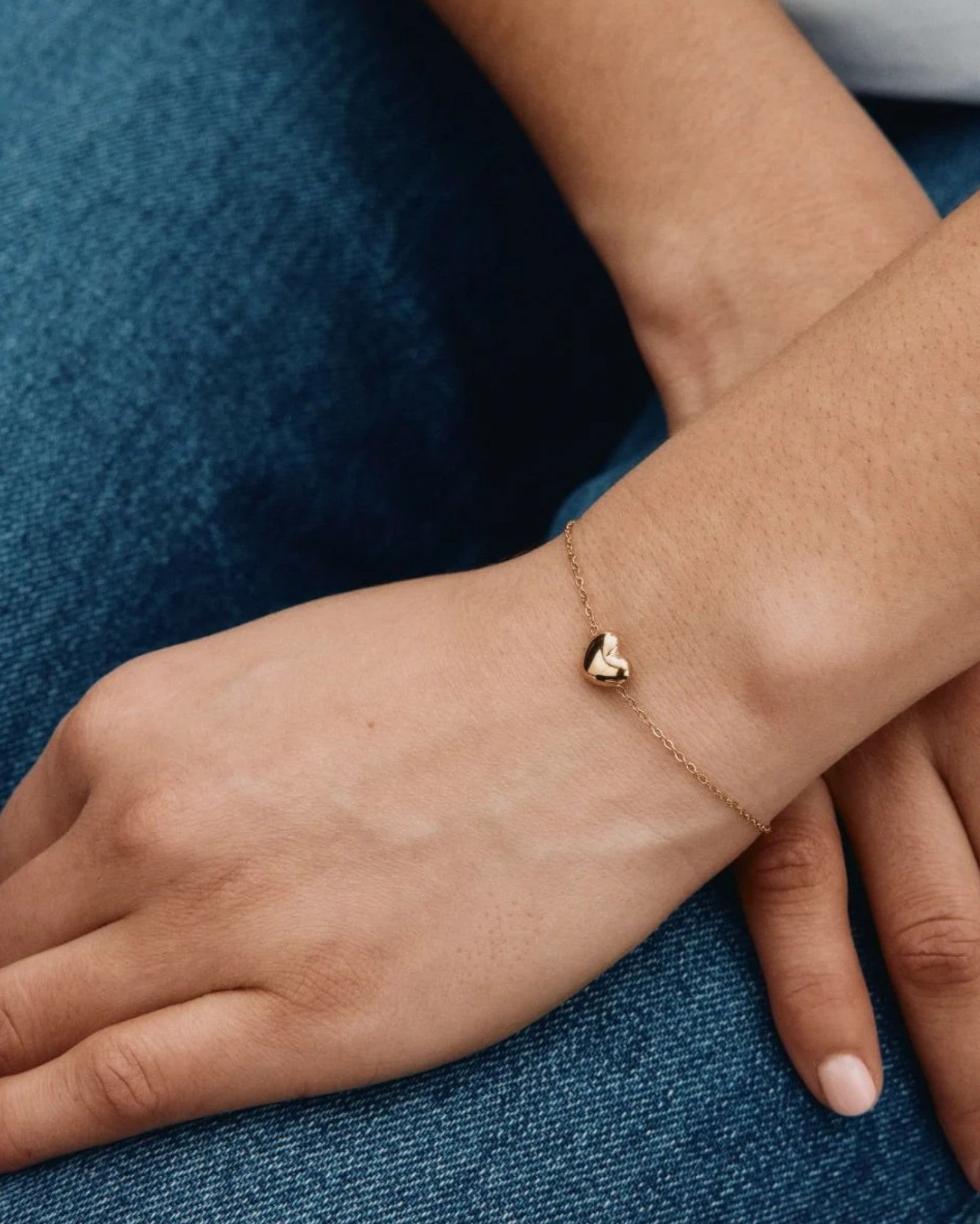 Guld Barley armbånd til kvinder fra Edblad Dame, elegant smykke med fin detalje, synlig i billedet.