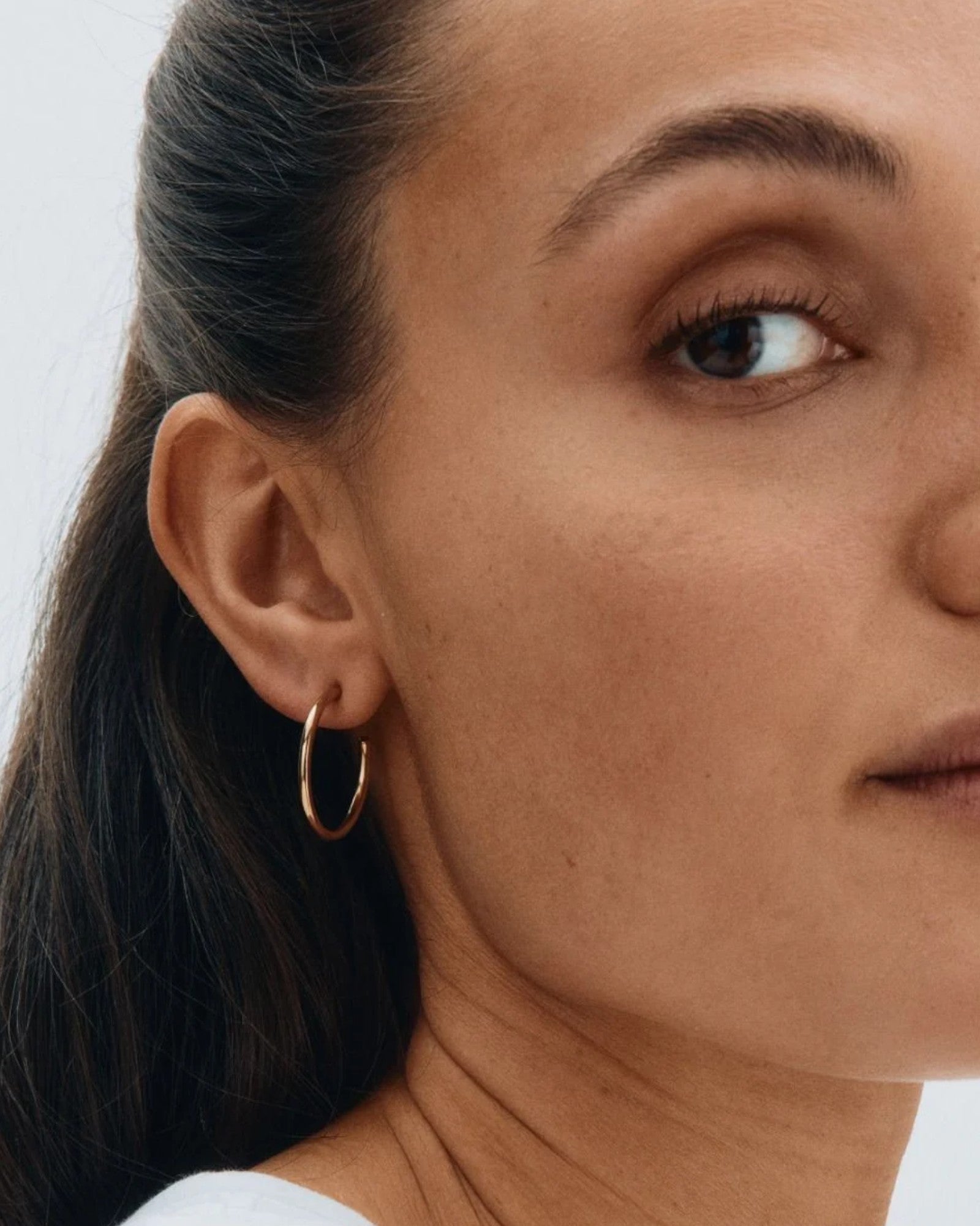 Medium guld hoops øreringe til kvinder fra Edblad Dame, elegante og klassiske accessories.