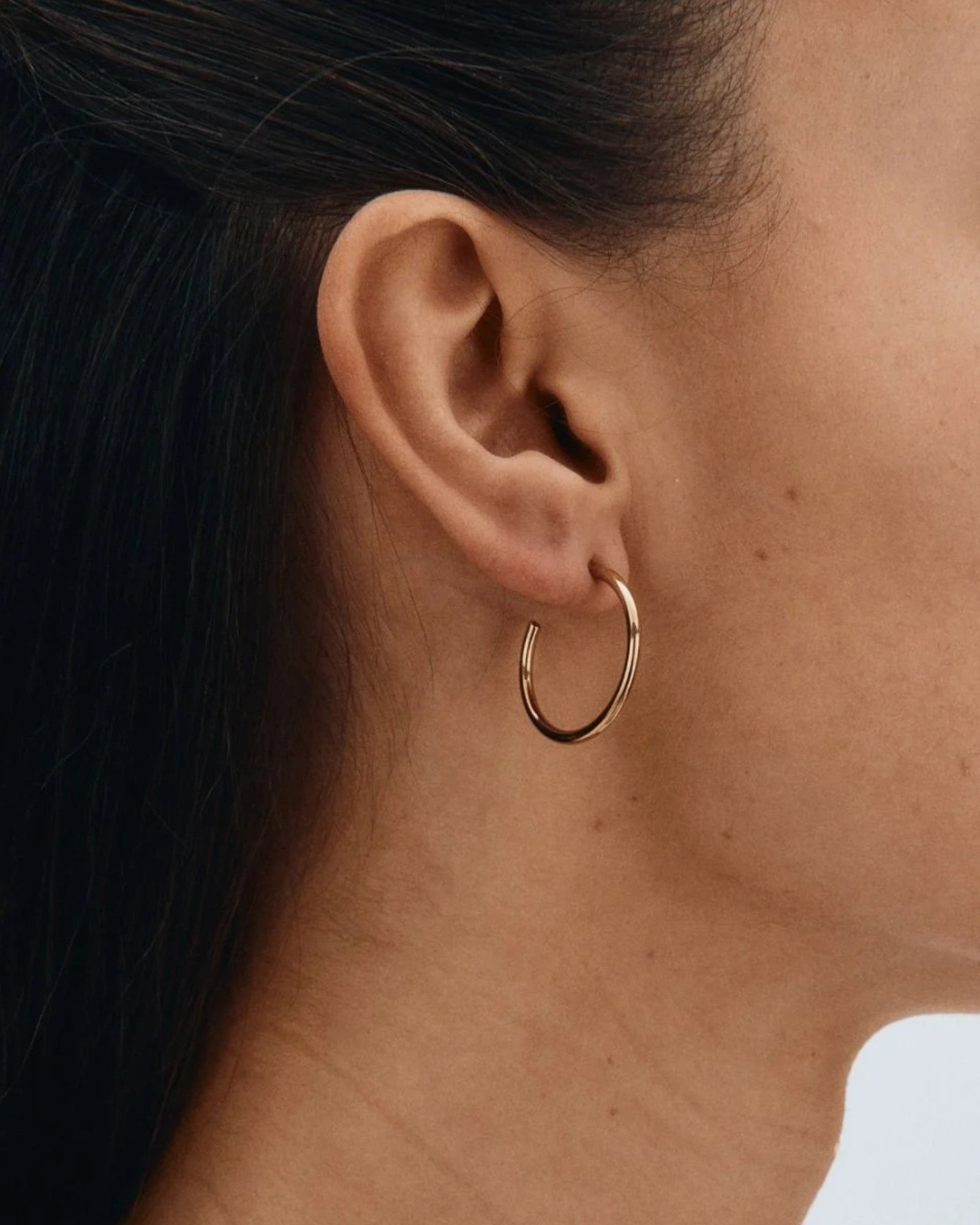 Middelformede guldørehængere til kvinder fra Edblad Dame, elegante hoops øreringe i guld.