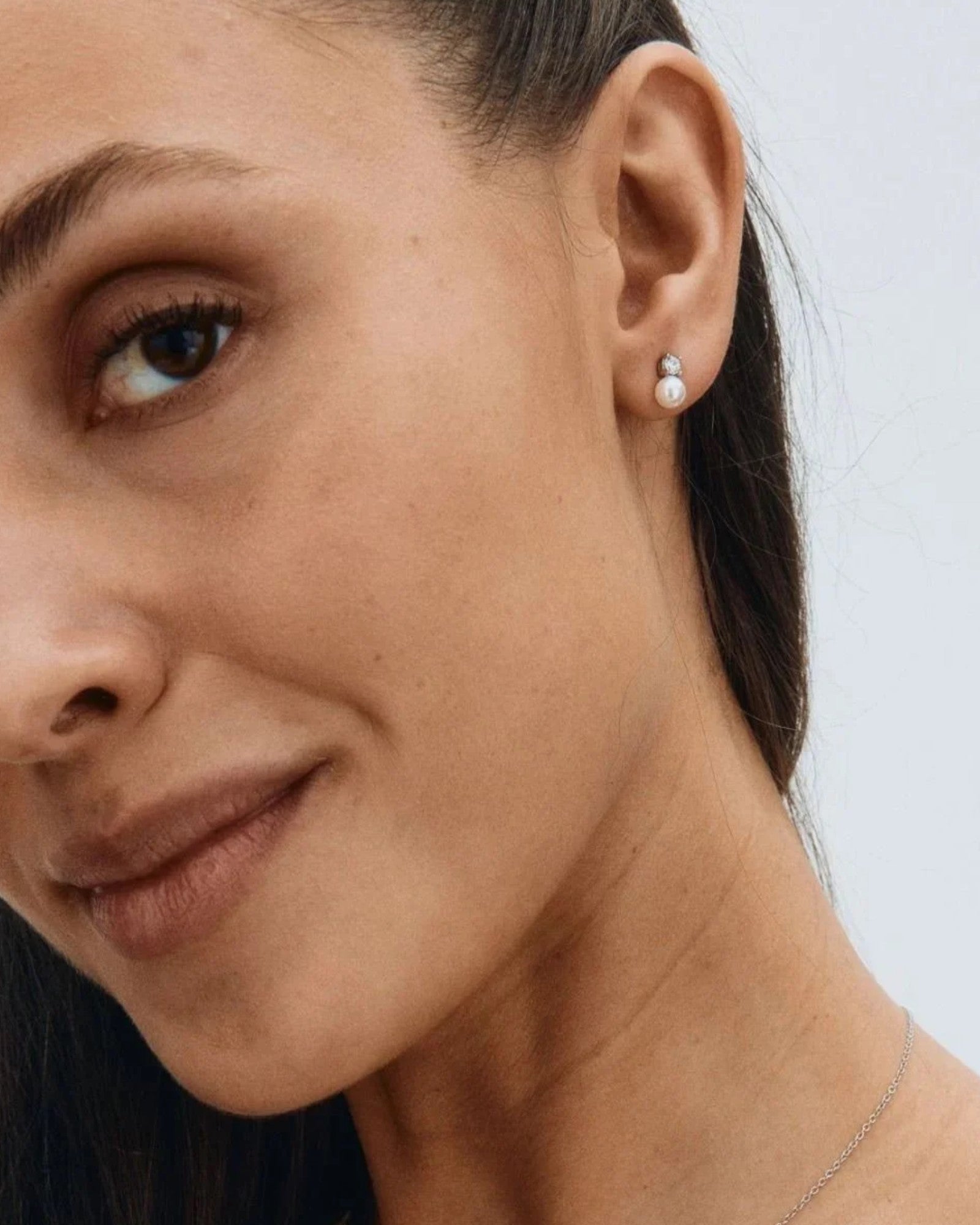 Sølv Luna Studs Store øreringe til kvinder fra Edblad Dame, enkle og elegante i rustfrit stål.