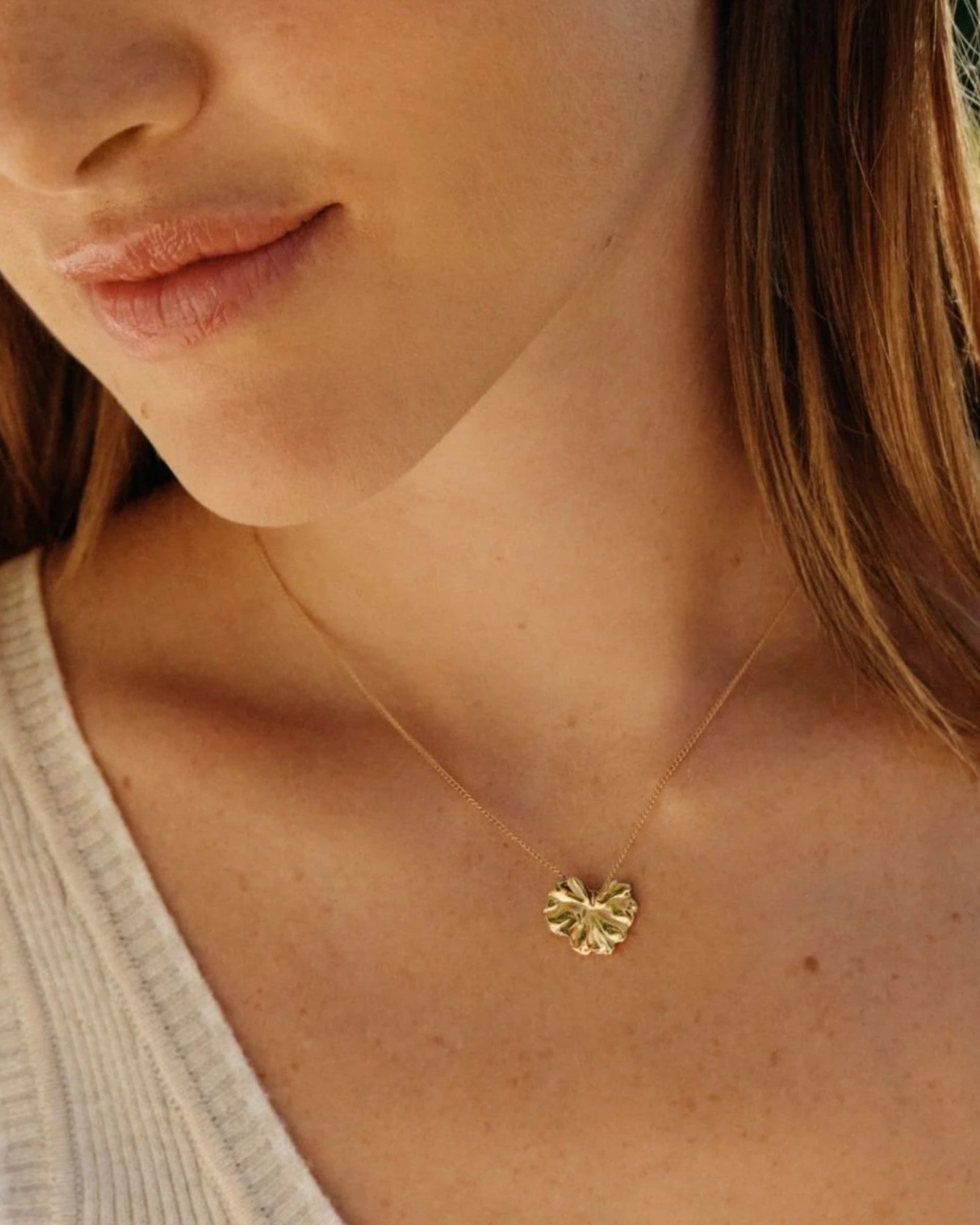 Smukt guldhalskæde til kvinder fra Edblad, Gerana Small Necklace, fin og elegant design, synlig i billedet.