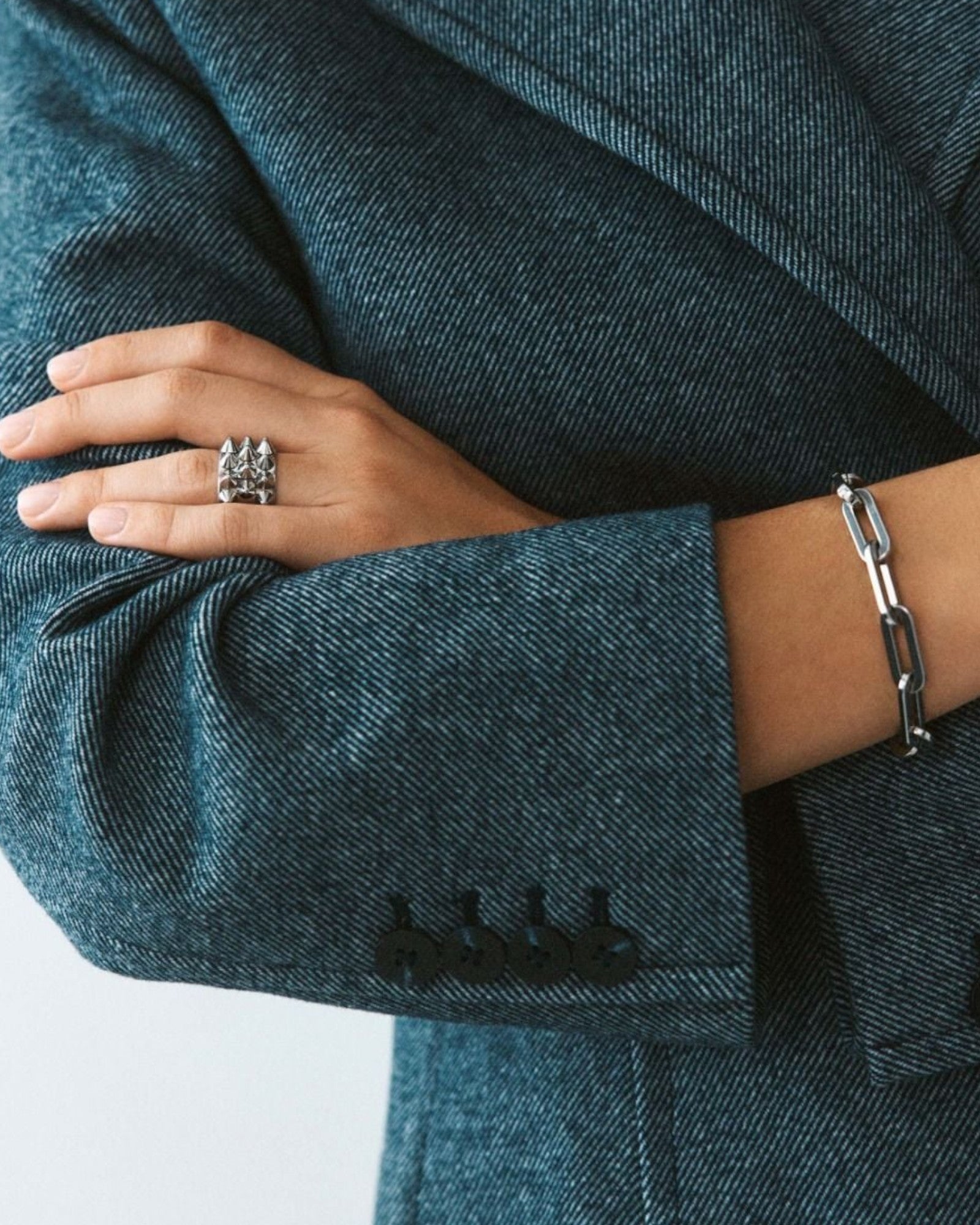 Sølv Ivy Maxi Armbånd til kvinder med smukt design, lavet af stål, fra Edblad Dame, vist på billedet.