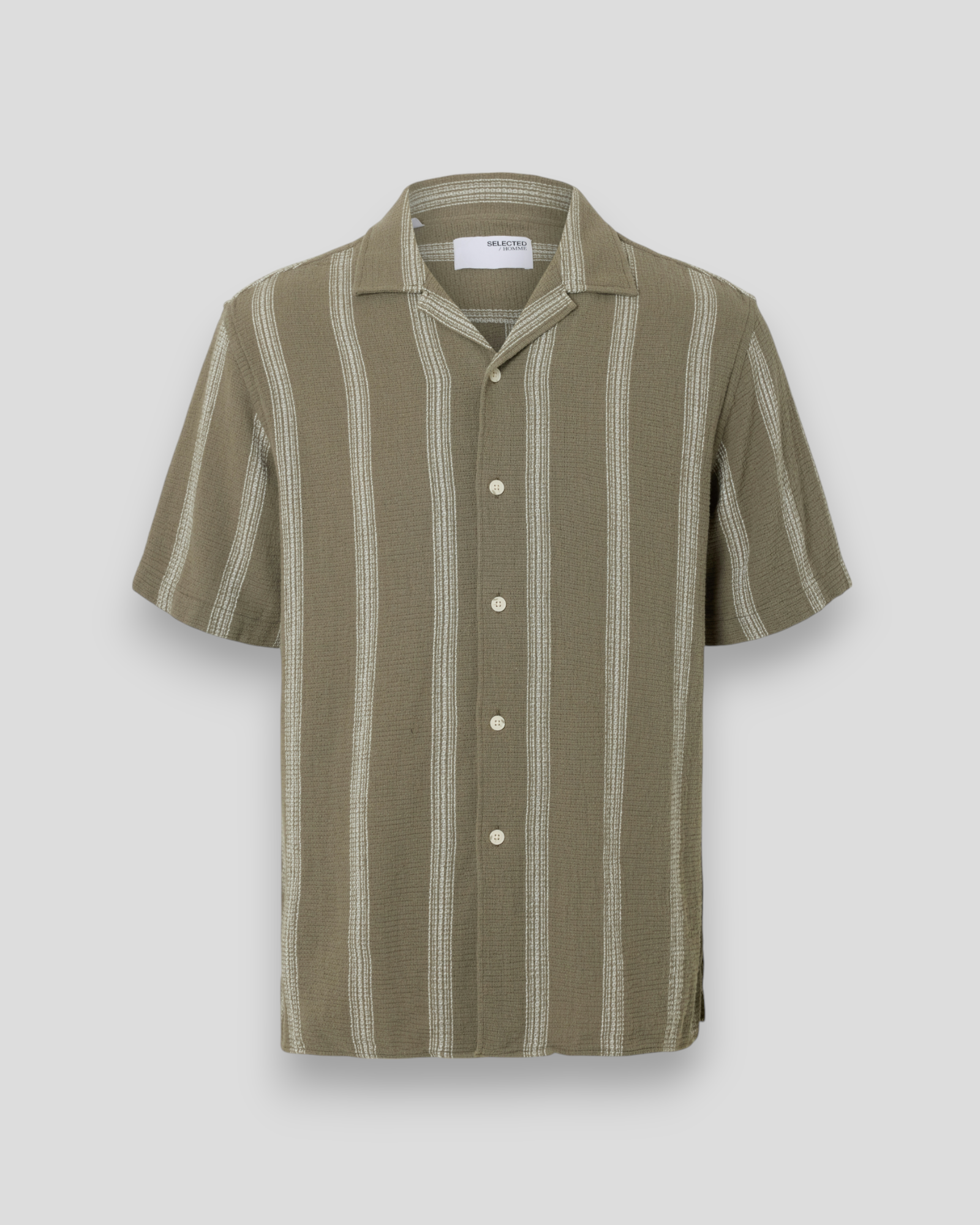 Relax-Sal kortærmet skjorte fra SELECTED Homme i Vetiver med brede striber – let og stilfuld sommerskjorte til et afslappet look