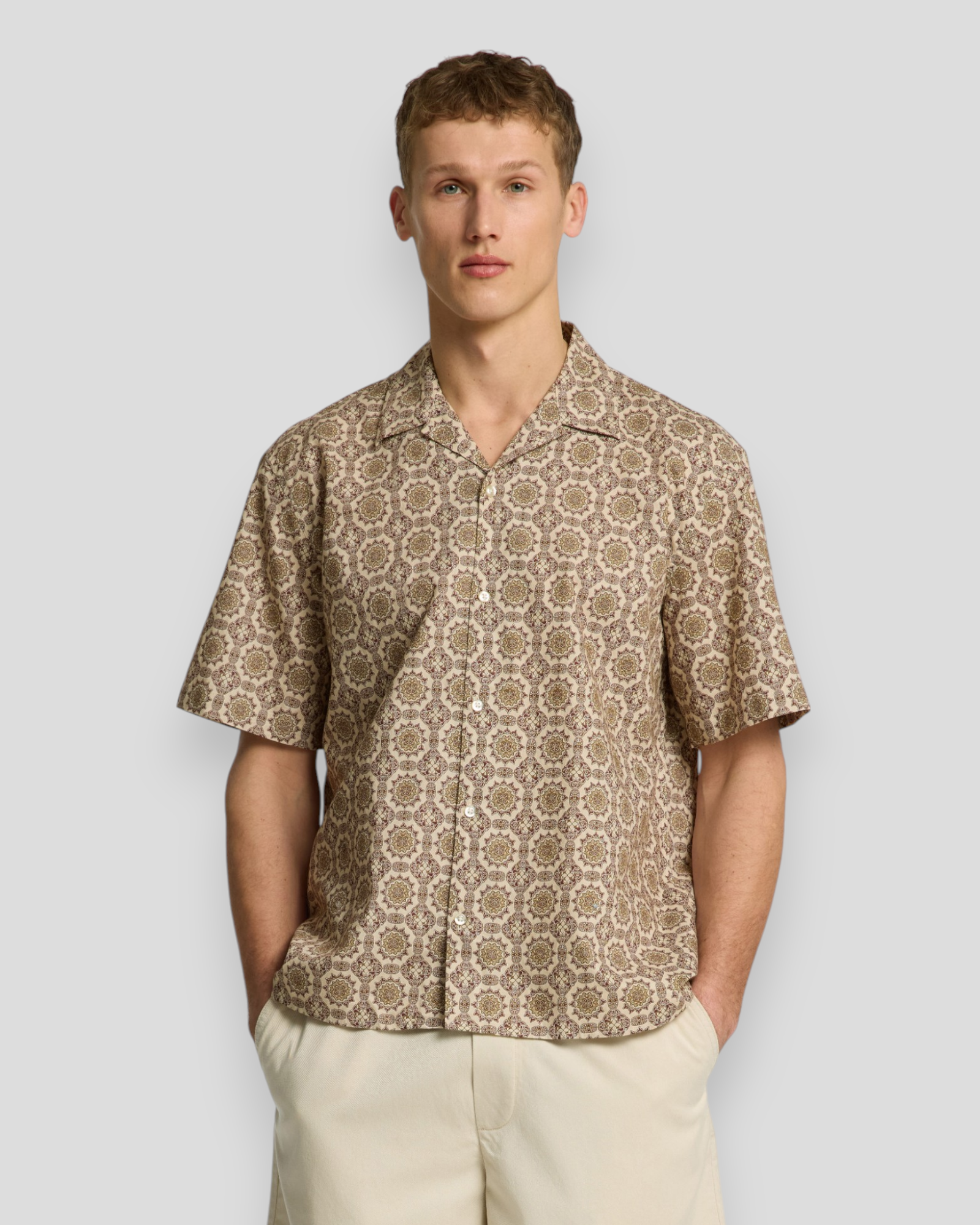 Relaxsun Shirt SS Resort i Oatmeal Mosaic – let og komfortabel skjorte fra SELECTED HOMME, ideel til varme sommerdage