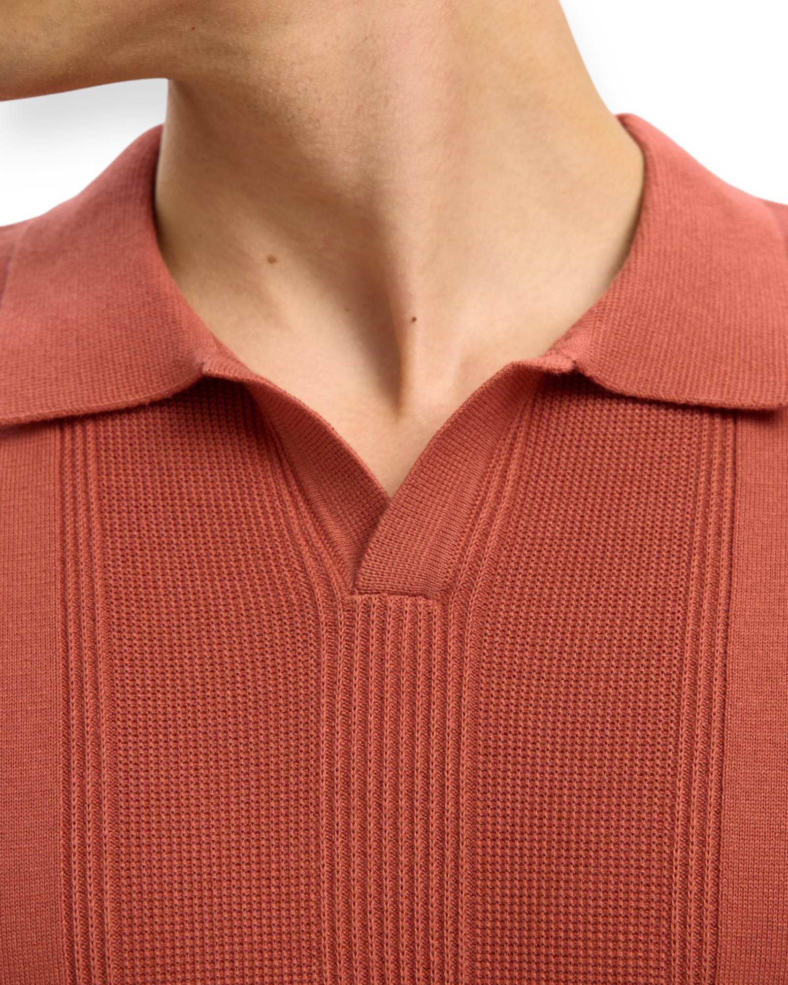 SELECTED HOMME Channing Polo i Etruscan Red – strikket open polo med struktur, ideel til afslappet og stilfuld sommeroutfit.
