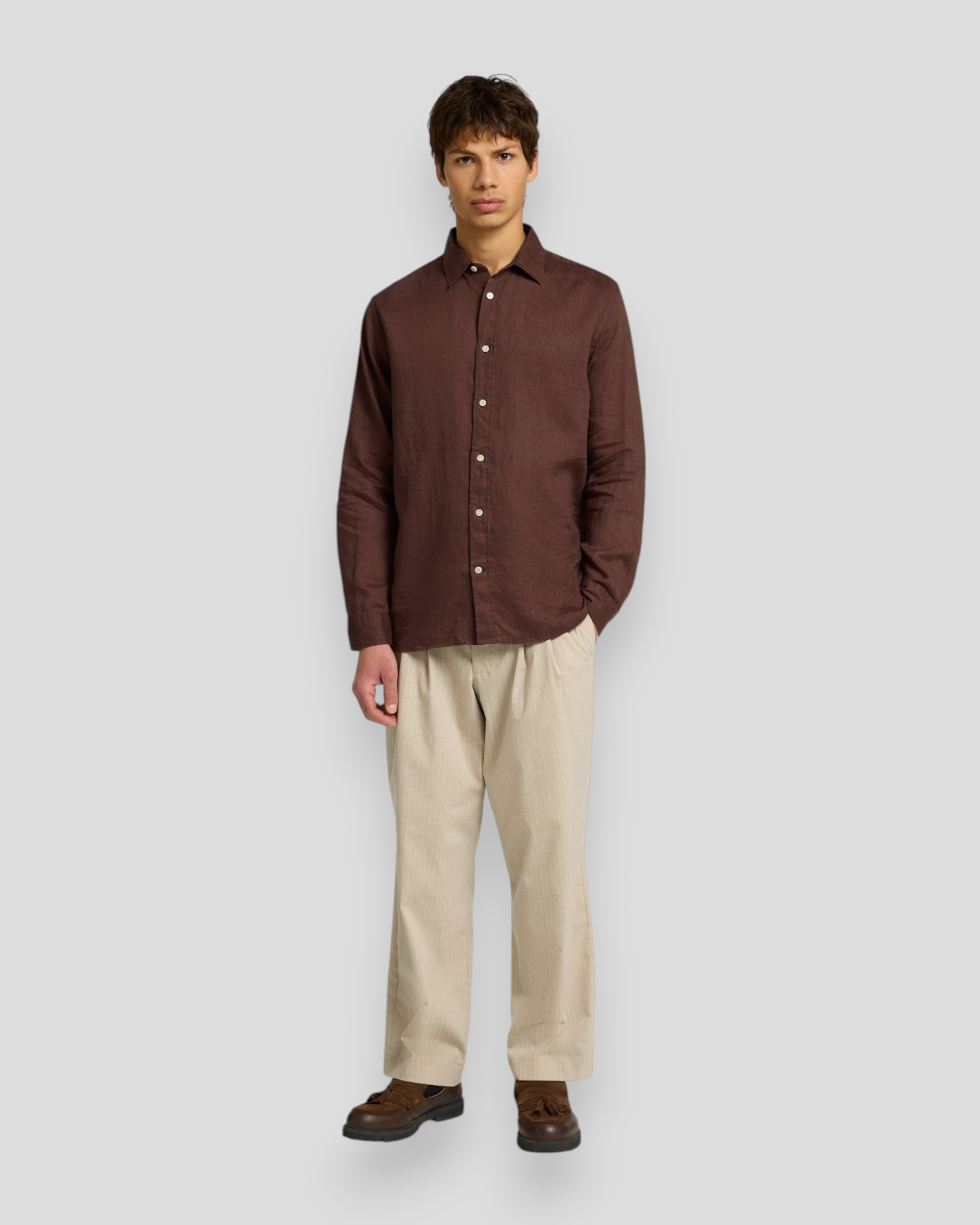 Langærmet hørskjorte fra SELECTED HOMME i chocolate brown – klassisk og tidløs skjorte i 100% hør, perfekt til varme dage og smarte outfits.
