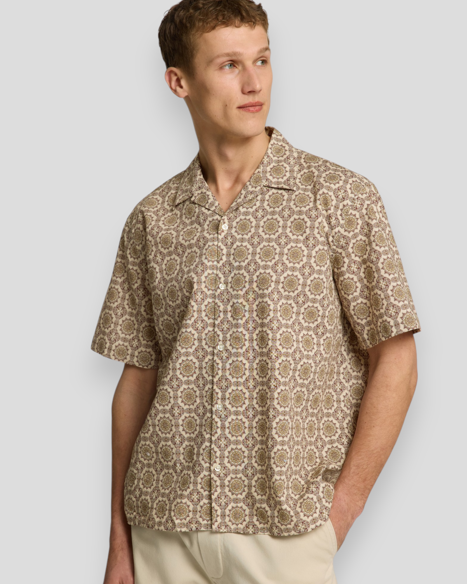 Relaxsun Shirt SS Resort i Oatmeal Mosaic fra SELECTED HOMME – en klassisk skjorte i lys beige farve, perfekt til sommerlooket