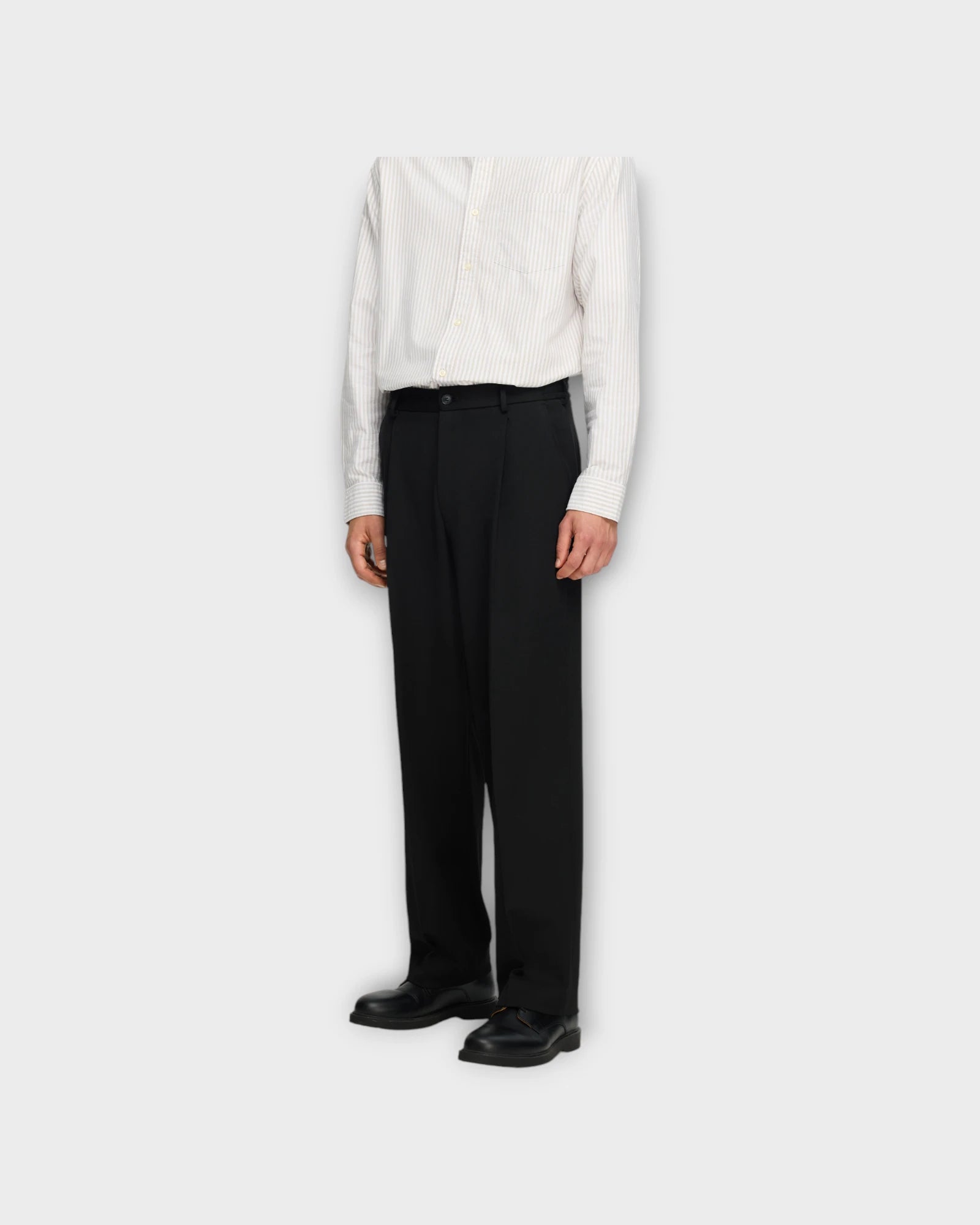 Loose Finn Flex Pants Black - Baggy Sorte Selected Bukser til Mænd. Her set i closeup.