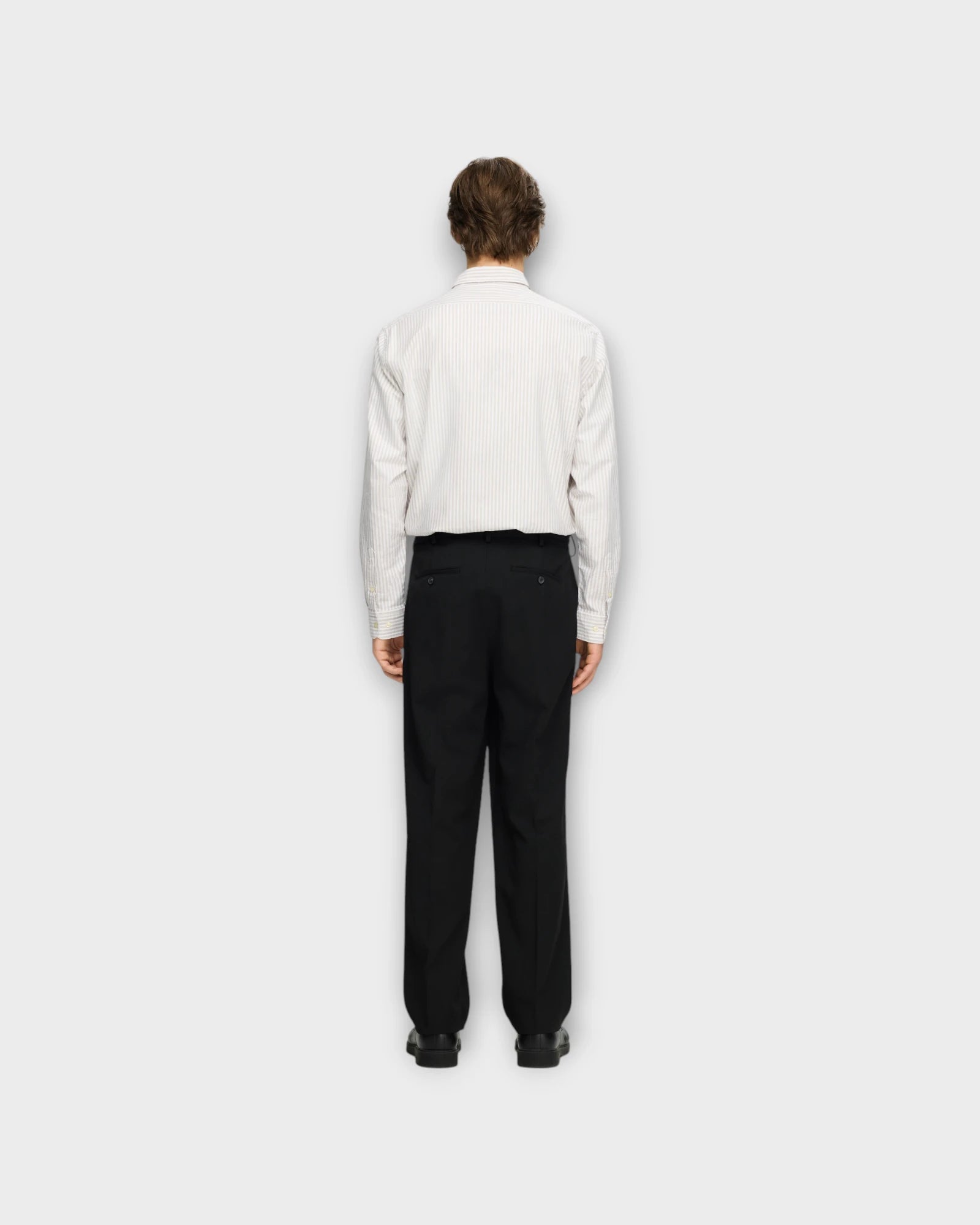 Loose Finn Flex Pants Black - Baggy Sorte Selected Bukser til Mænd. Her set på model bagfra.