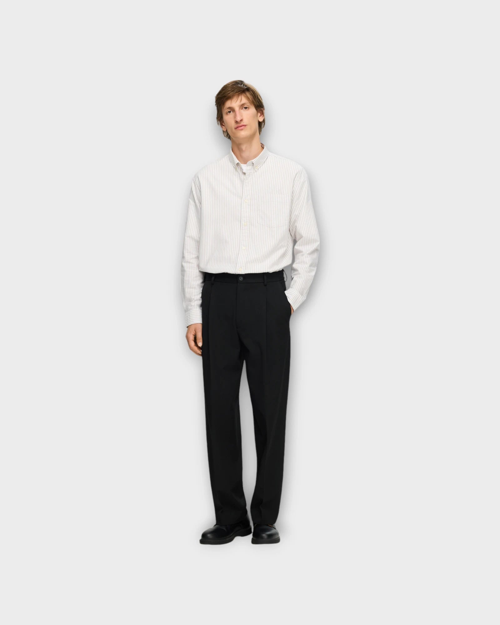 Loose Finn Flex Pants Black - Baggy Sorte Selected Bukser til Mænd. Her set på model forfra.