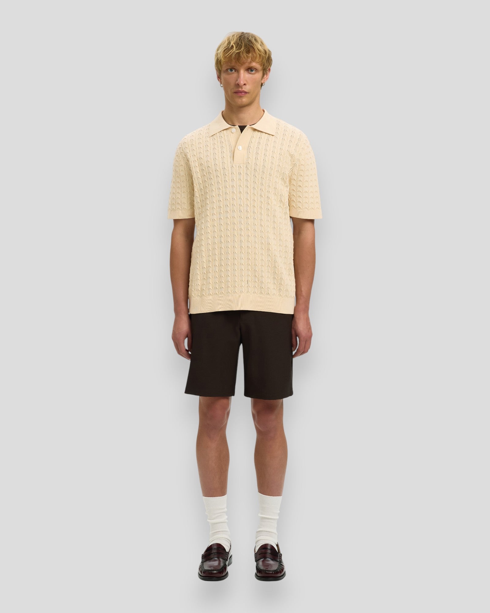 Selected Mattis SS Knit New Cable Polo i angora, herreswepolo med kabelmønster og blødt materiale, vises på billedet.