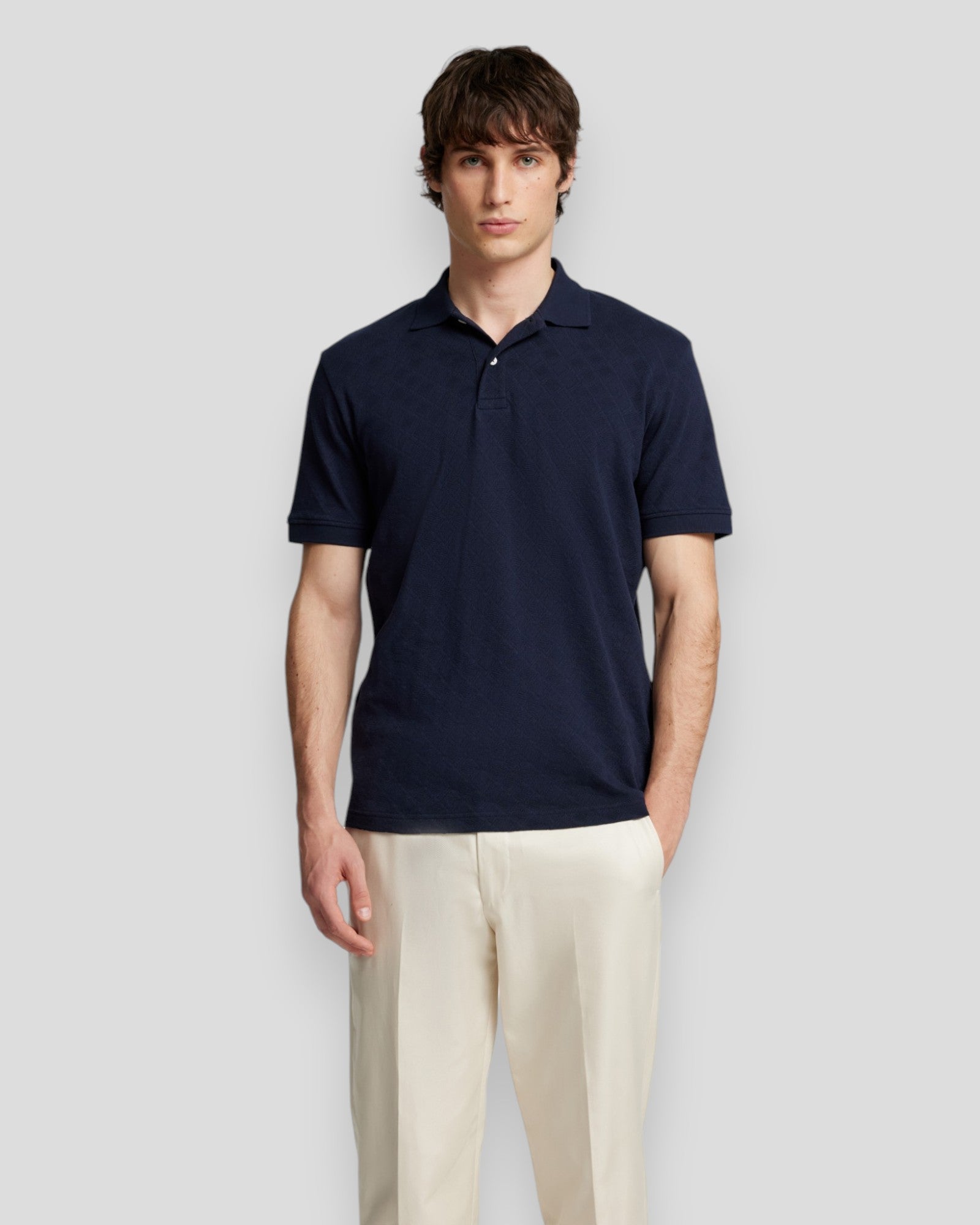Paul Jacquard SS Polo - Sky Captain fra SELECTED, vist på model – stilfuld polo med tidløs elegance