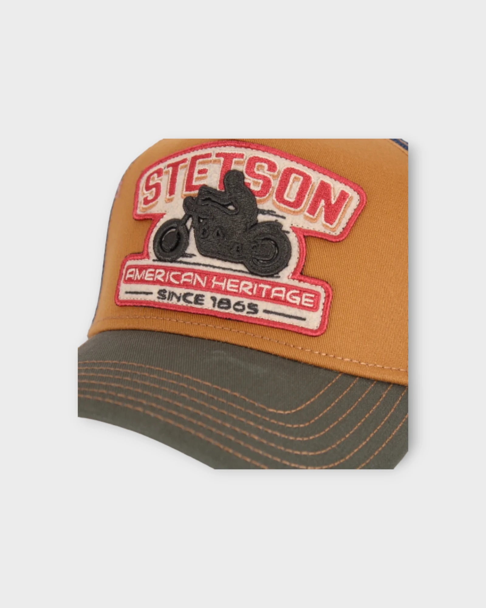 Trucker Cap Motorcycle Army/Khaki - Mortorcykel Stetson Kasket til Mænd. Her set i closeup.