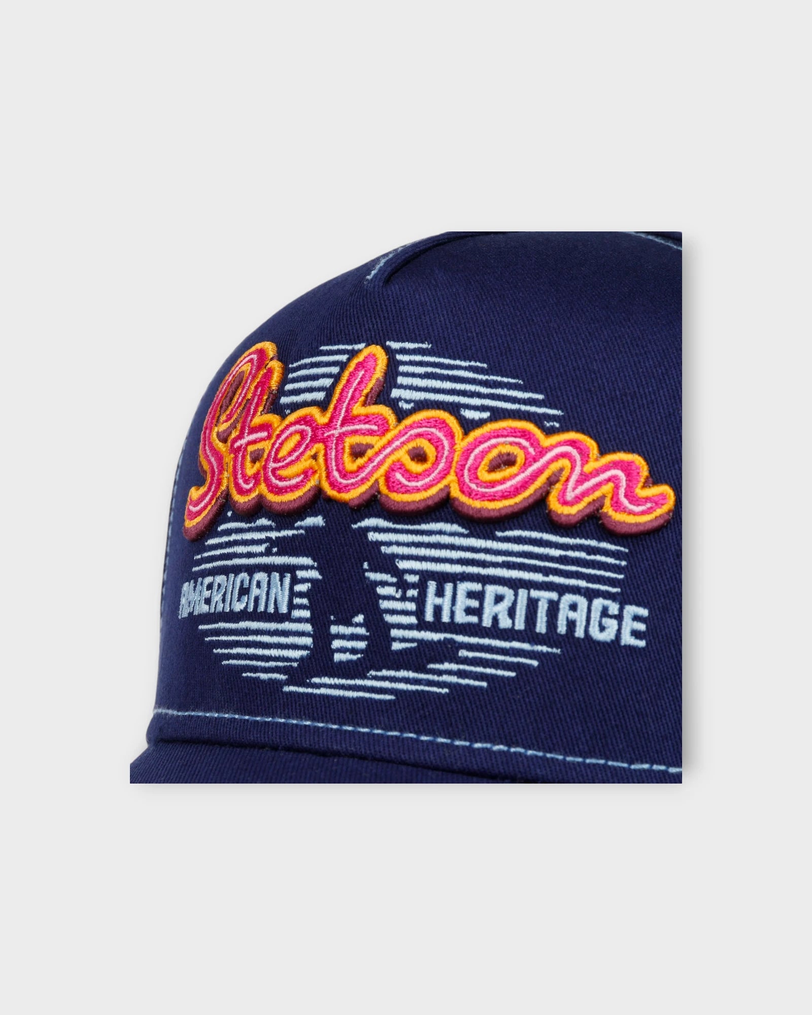 Trucker Cap Neon Wordmark Navy - Blå Stetson Trucker Cap til Mænd. Her ses logo i closeup.