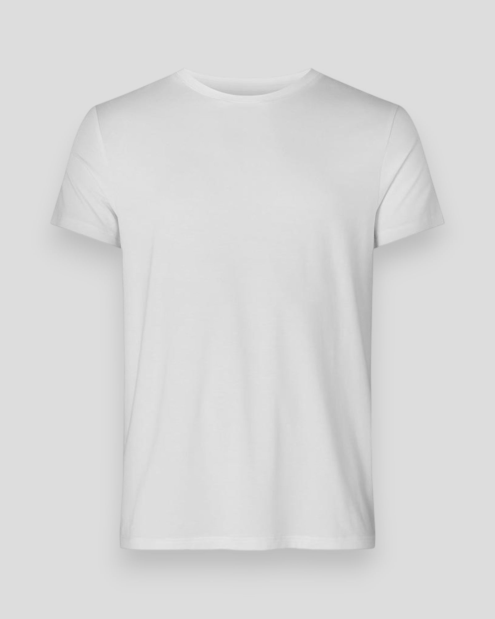 Hvid Resteröds Bamboo T-shirt med rund hals og blødt bambusmateriale, vist på model.