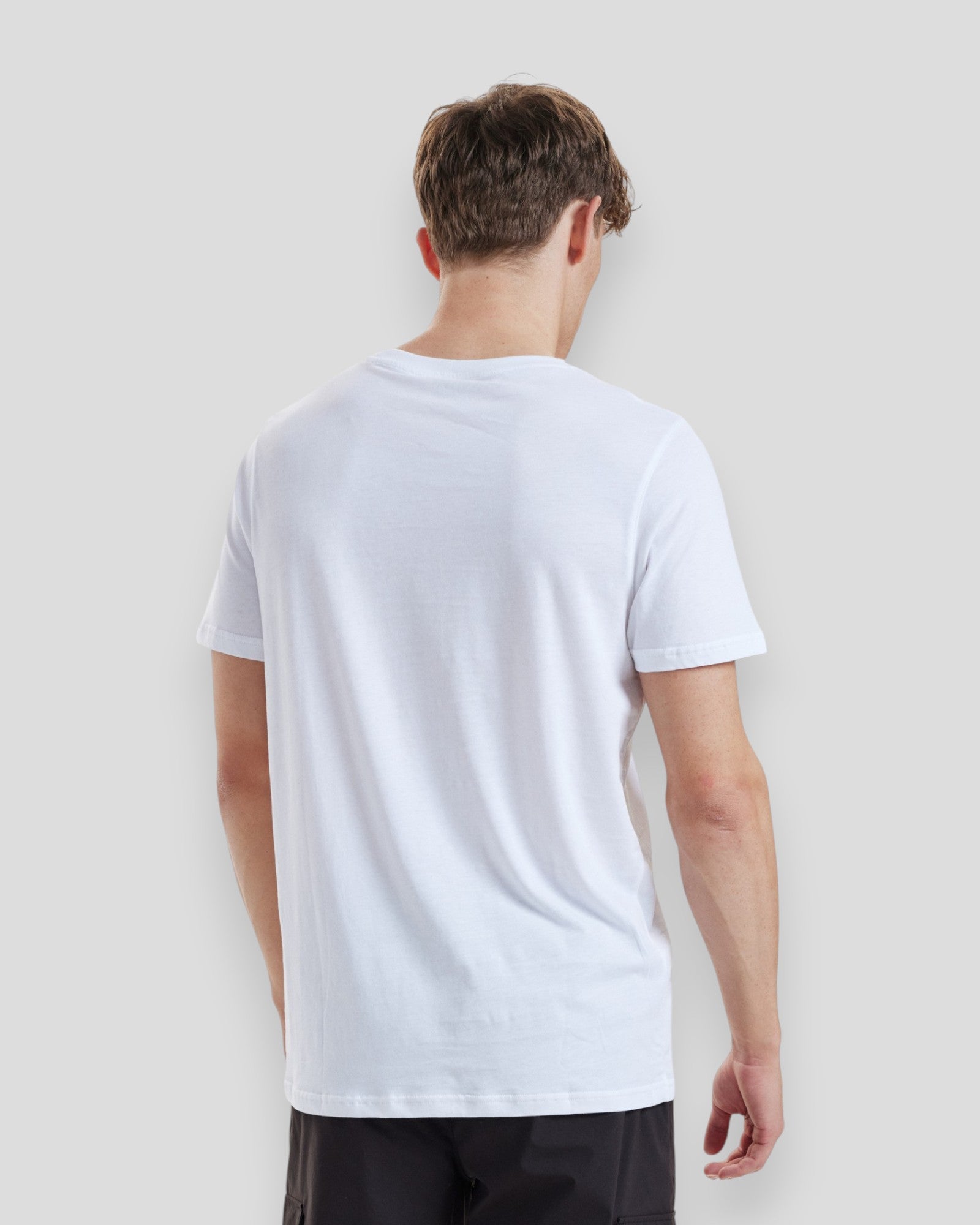 Hvid Resteröds Bamboo T-shirt, casual tee med blødt bambusmateriale og rund hals, vist på modellen.