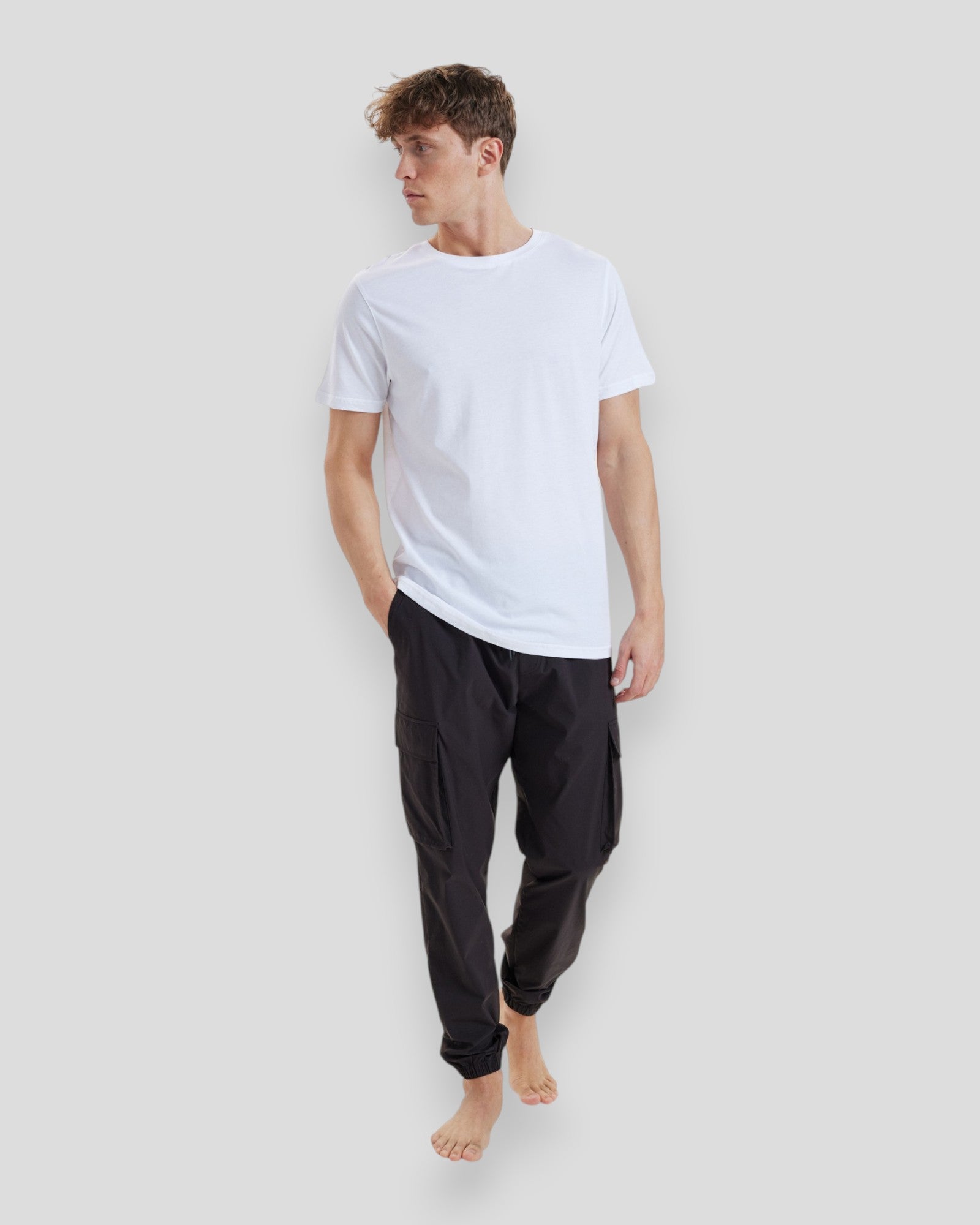 Hvid Resteröds Bamboo T-shirt, behagelig bomuld og bambusmateriale, vist på en model med casual stil.