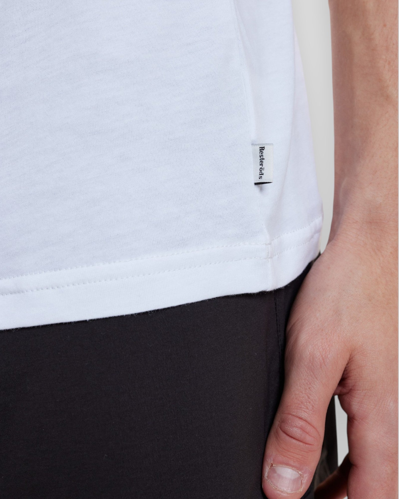 Hvid Resteröds Bamboo T-shirt med rund hals og blødt bambusmateriale, vist på modellen foran en neutral baggrund.