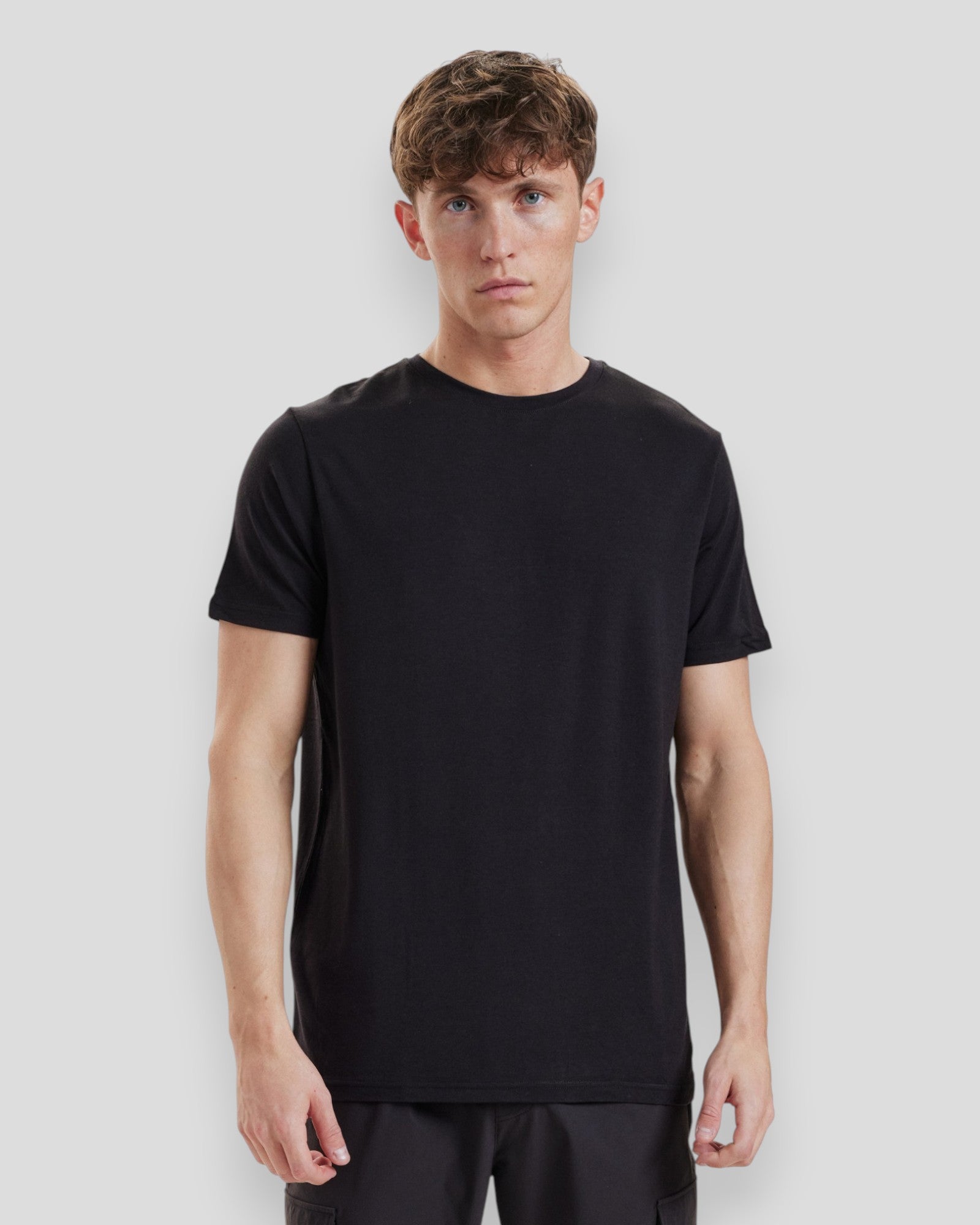 Sort Resteröds Bamboo T-shirt med rund hals, blødt bambusmateriale og afslappet pasform, vist på model.