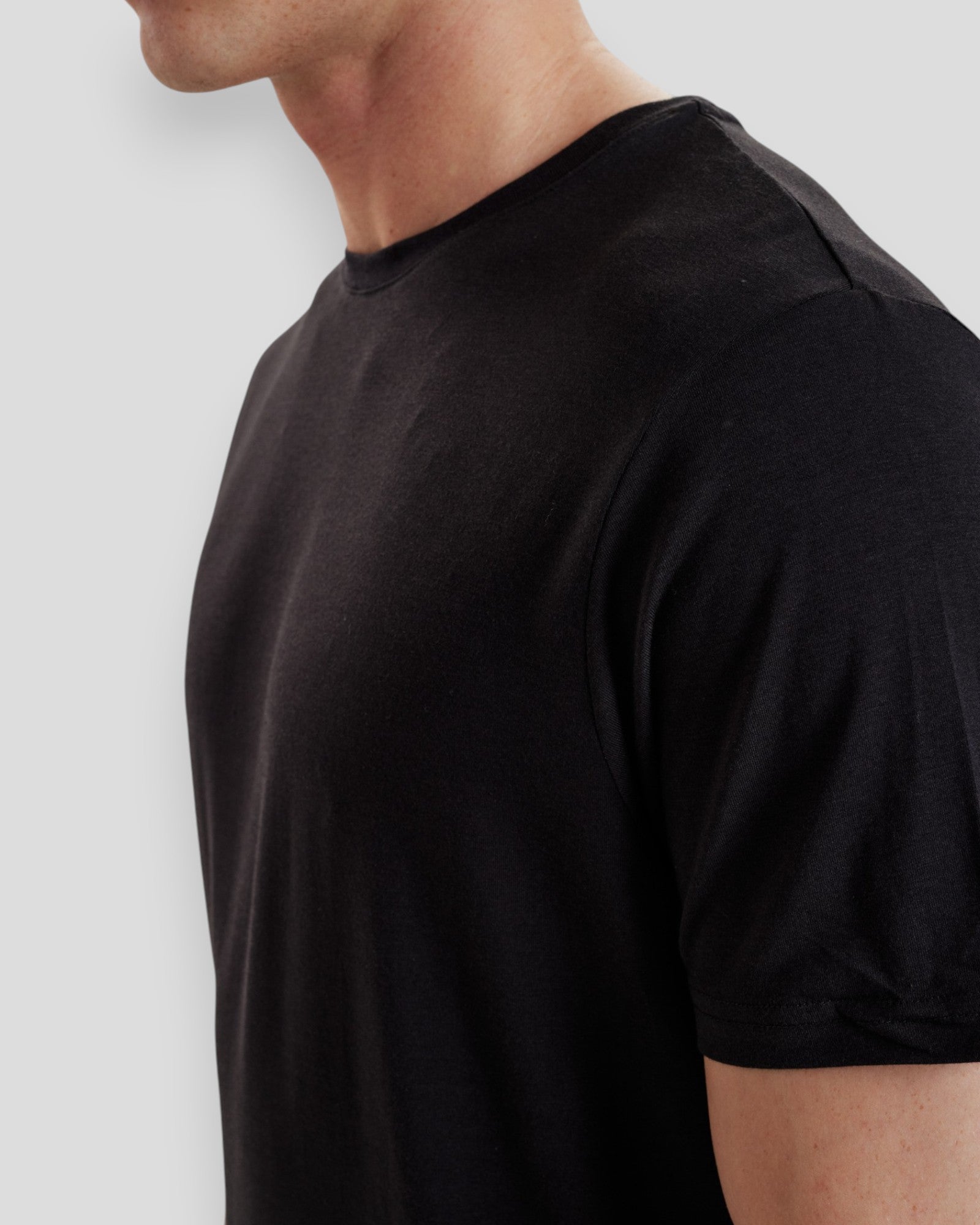 Sort Resteröds Bamboo T-shirt i bomuld med rund hals og kort ærme, vist på model.