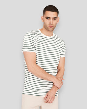 Resteröds Bamboo T-shirt i skovgrønne nattestriber, blødt bomuld og bambusmateriale, vises med rund hals og lange ærmer.