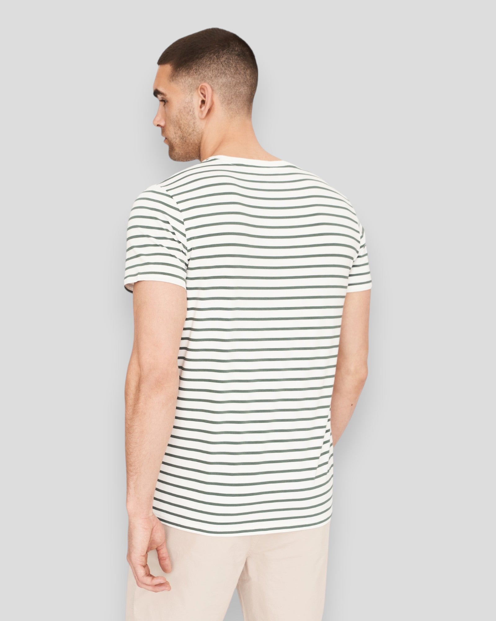 Resteröds bambus T-shirt i Forest Night Stripes med blå, grønne og hvide striber, afslappet pasform og blødt materiale
