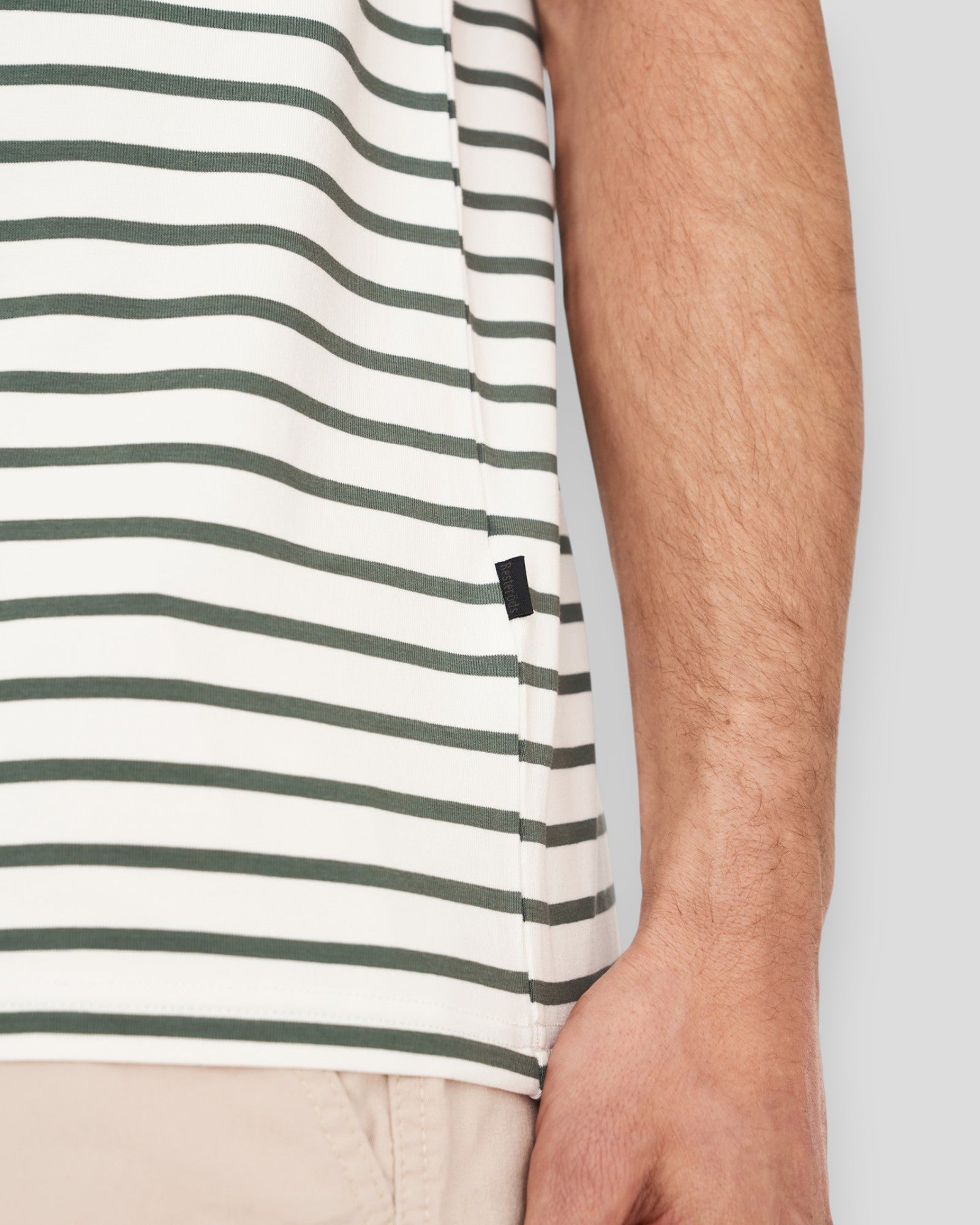 Resteröds Bamboo Tee i skovgrønne striber, blødt bomulds- og bambusmateriale, afslappet t-shirt til mænd.