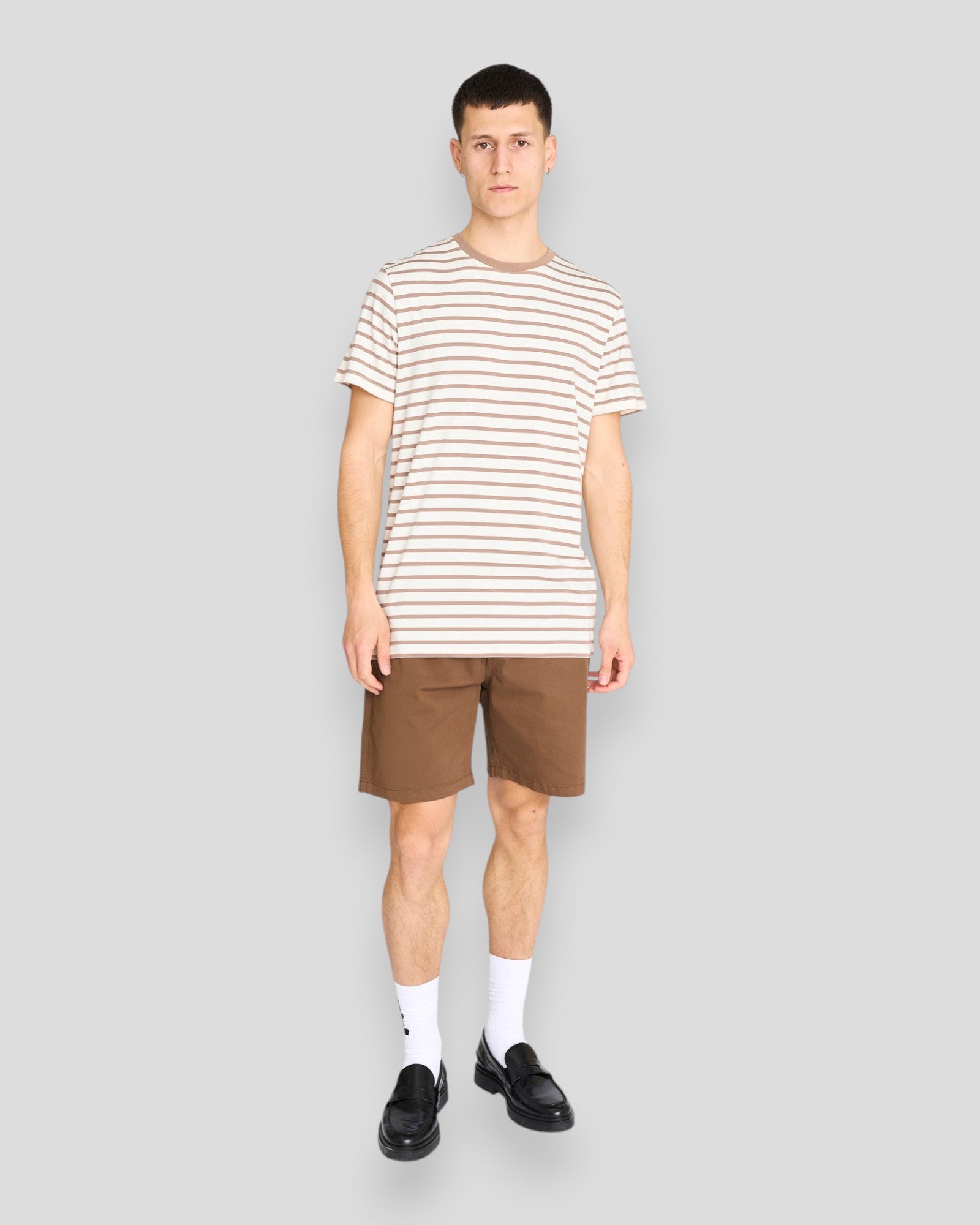Resteröds bambus T-shirt med brune striber, blødt og behageligt materiale, vises på billedet.