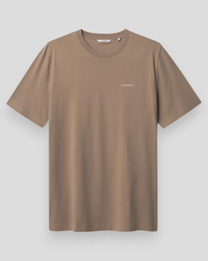 Lækkert Gabba Dune Logo SS Gots T-shirt med fungi-print, kortærmet og afslappet pasform, vist i et stilfuldt design.