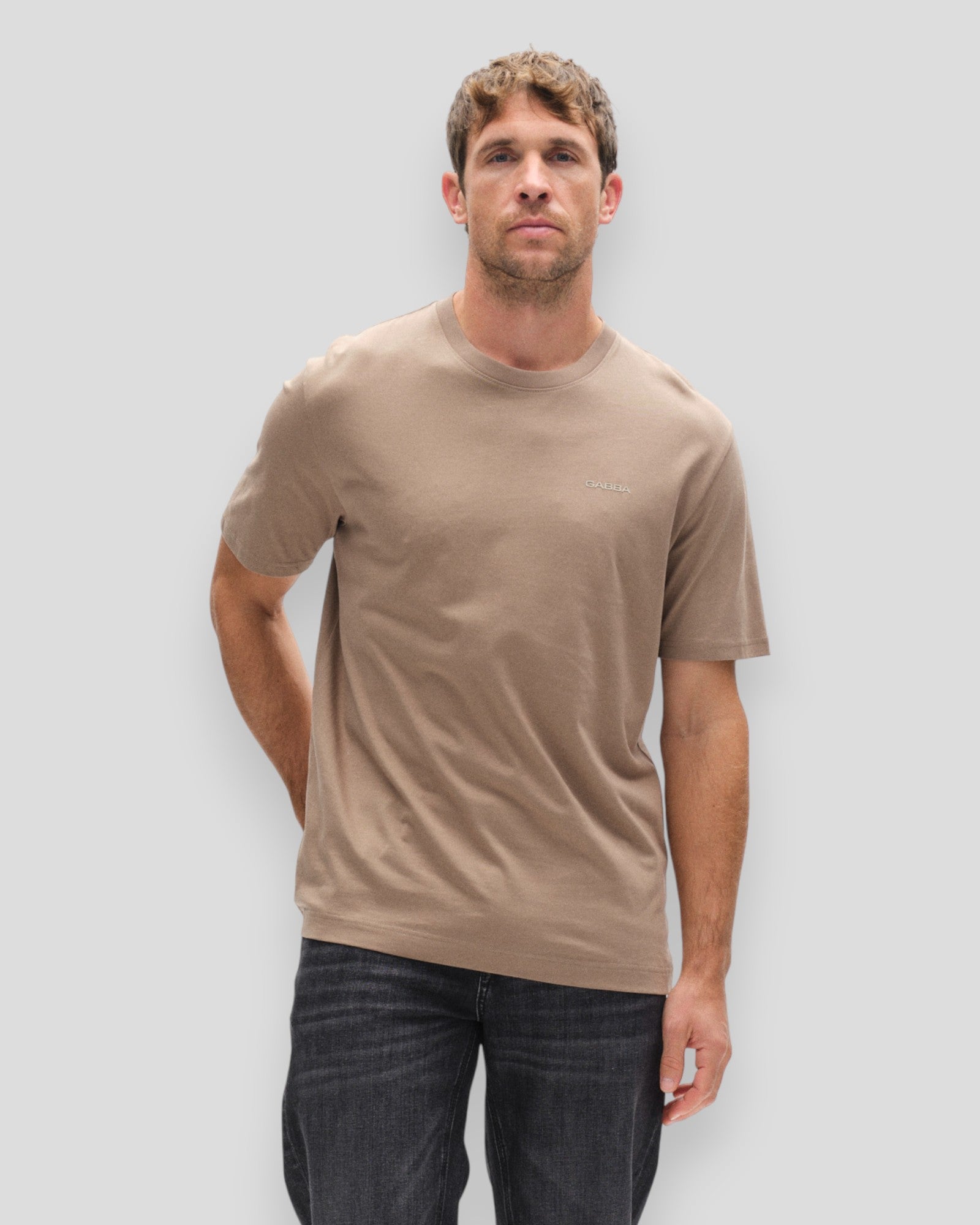 Lys grå Gabba Dune Logo SS Gots T-shirt med fungi-mønster og logo foran, kort ærme og afslappet pasform.