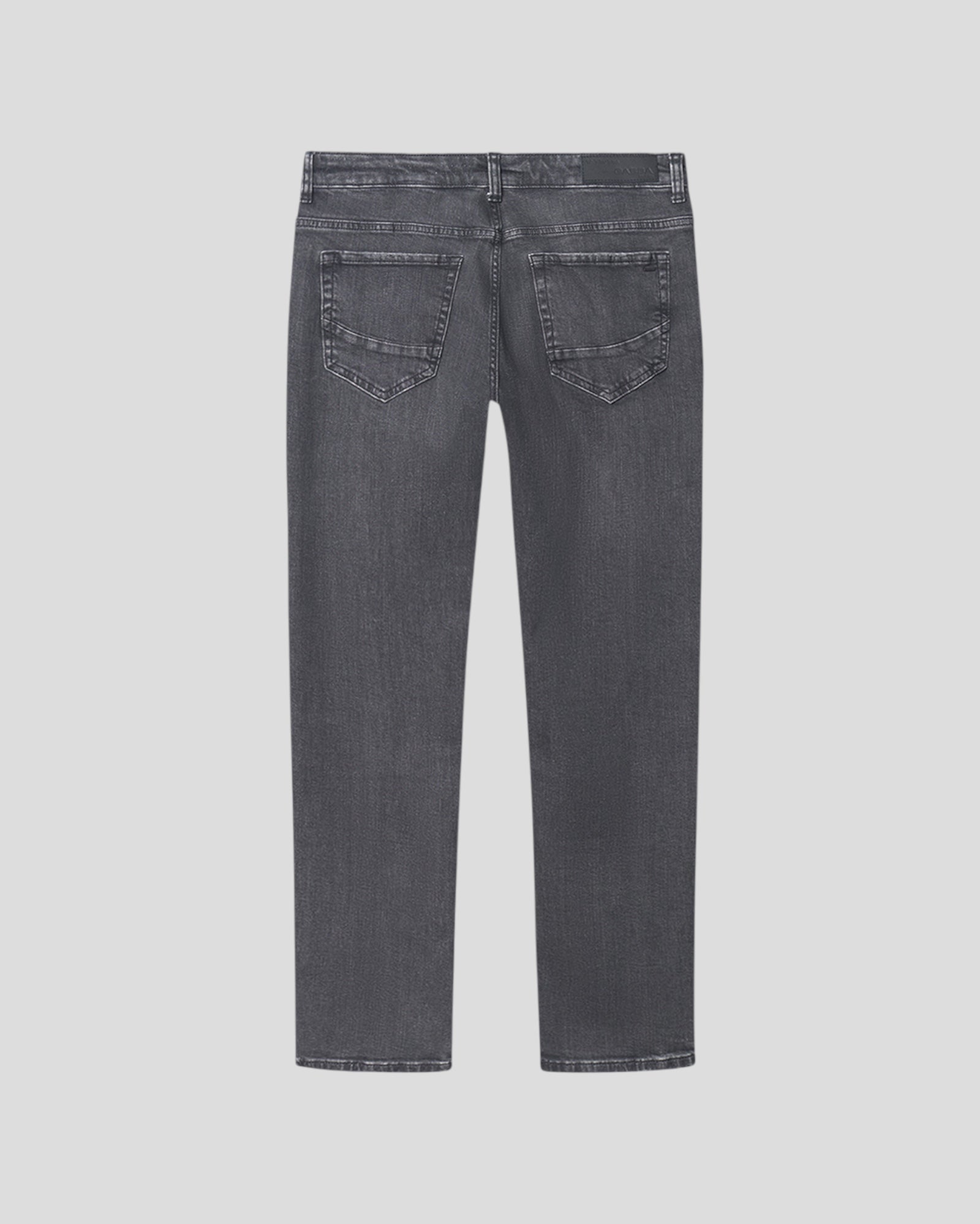 Gabba Marc F1011 Regular Jeans i sort denim, vises fra front med klassisk pasform og synlige syninger.