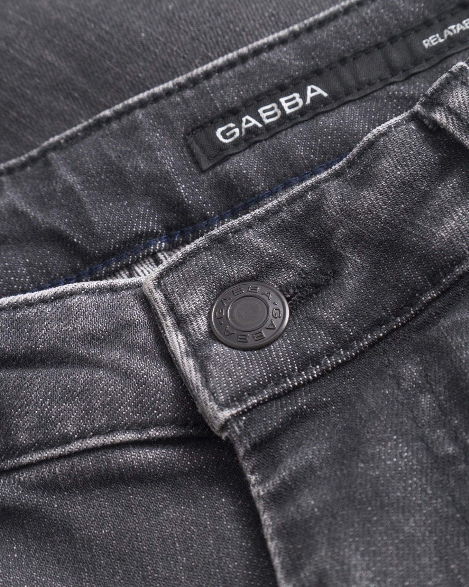Gabba Marc F1011 Regular Jeans i sort denim, vises med klassisk pasform og detaljerede syninger, lavet til komfort og stil