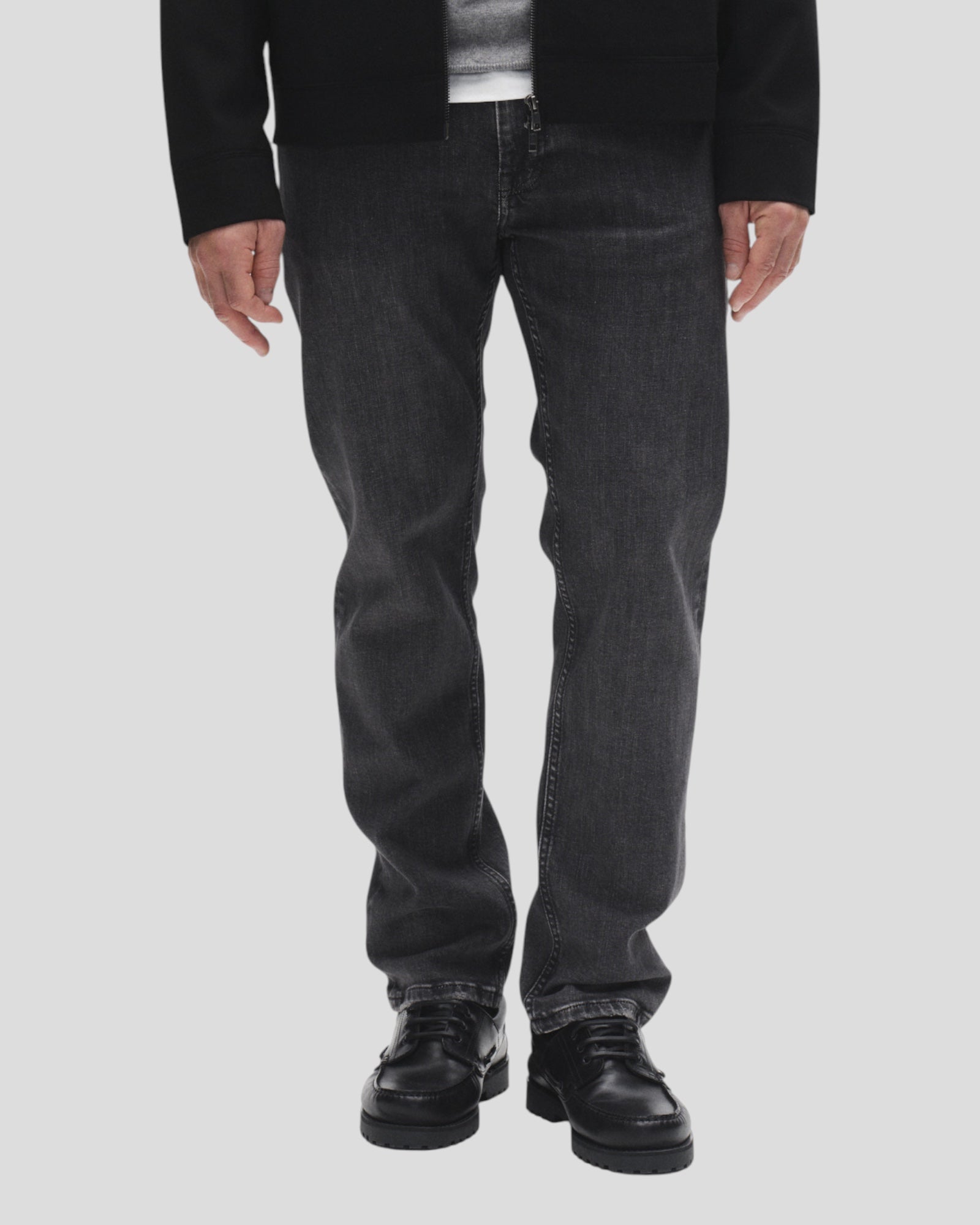 Sort Gabba Marc F1011 Regular Jeans i denim, viste i en afslappet pasform med klassisk stil og synlige syninger.